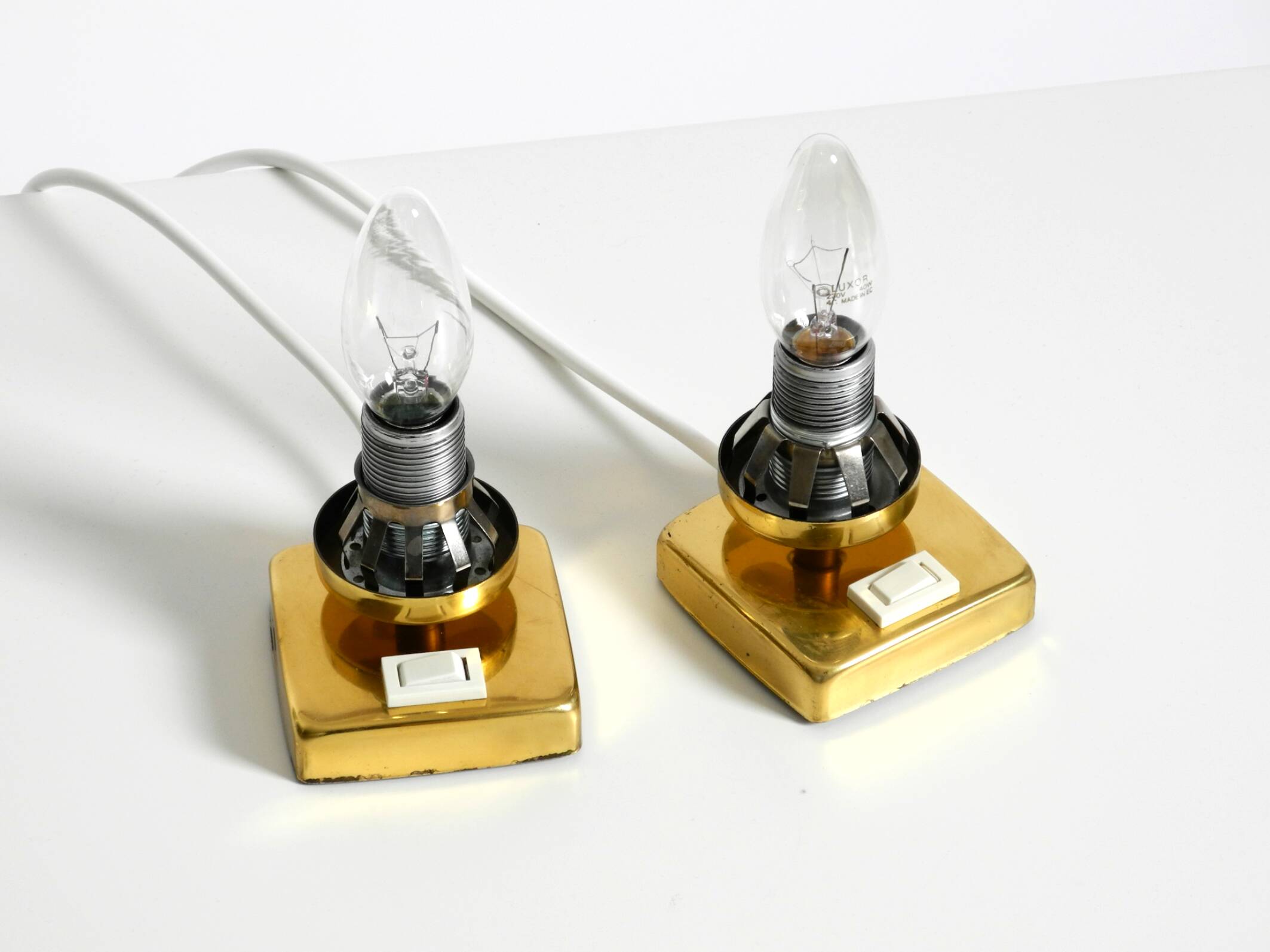 Deux lampes de chevet en laiton rares des années 1960 avec des abat-jours en verre bullé doré.