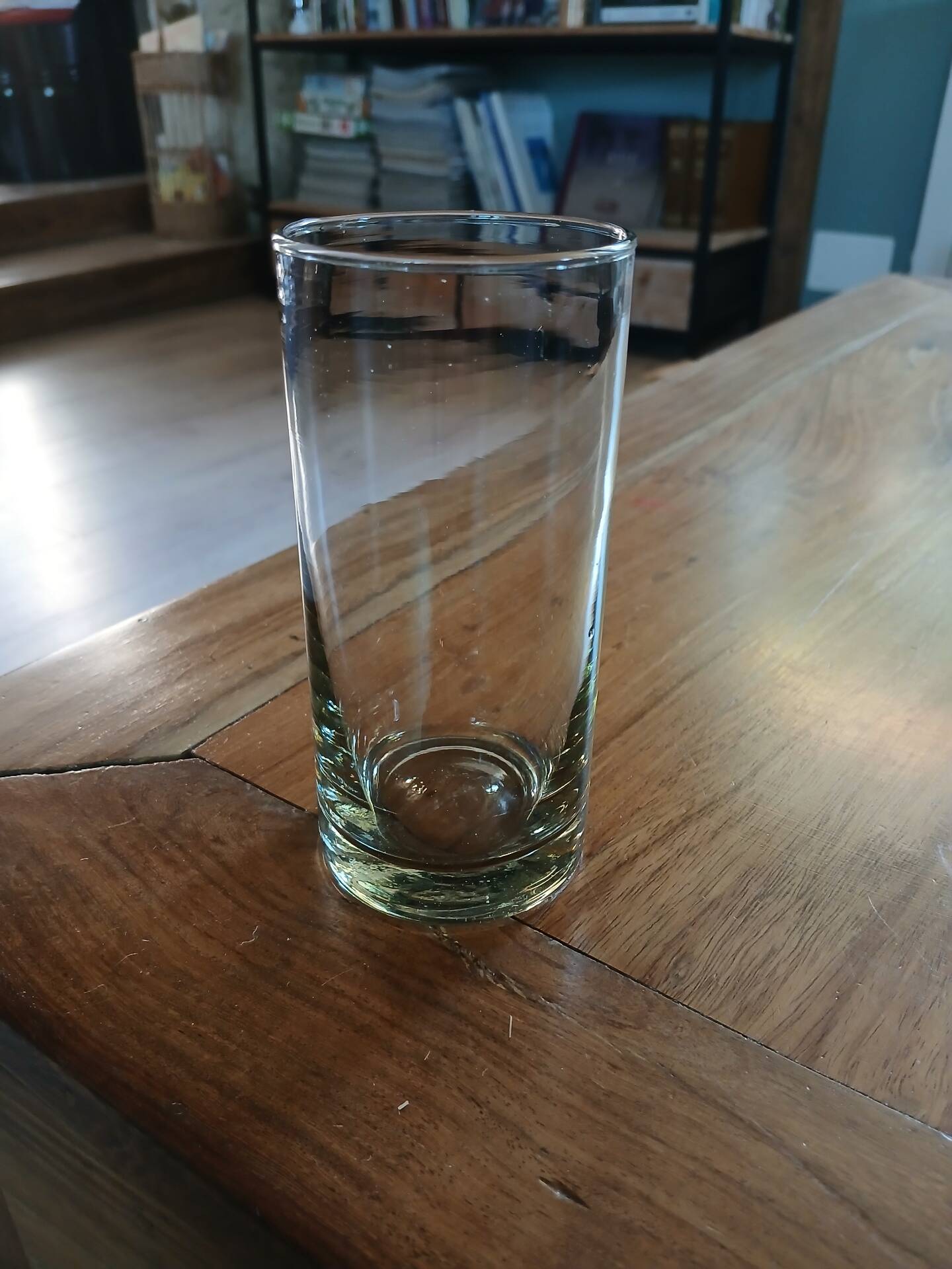 6 water glasses + basket
