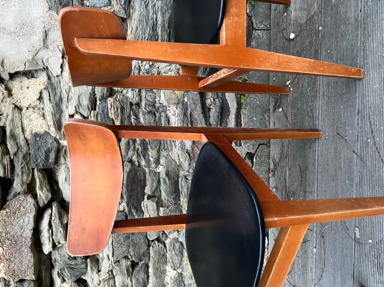 Paire de chaises scandinaves bois et skaï
