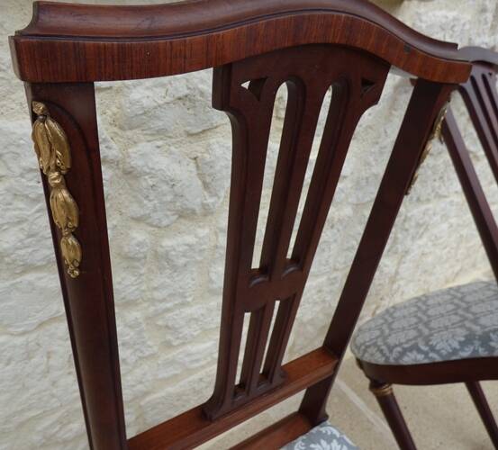 Paire de chaises de style classique en bois, laiton et tissu