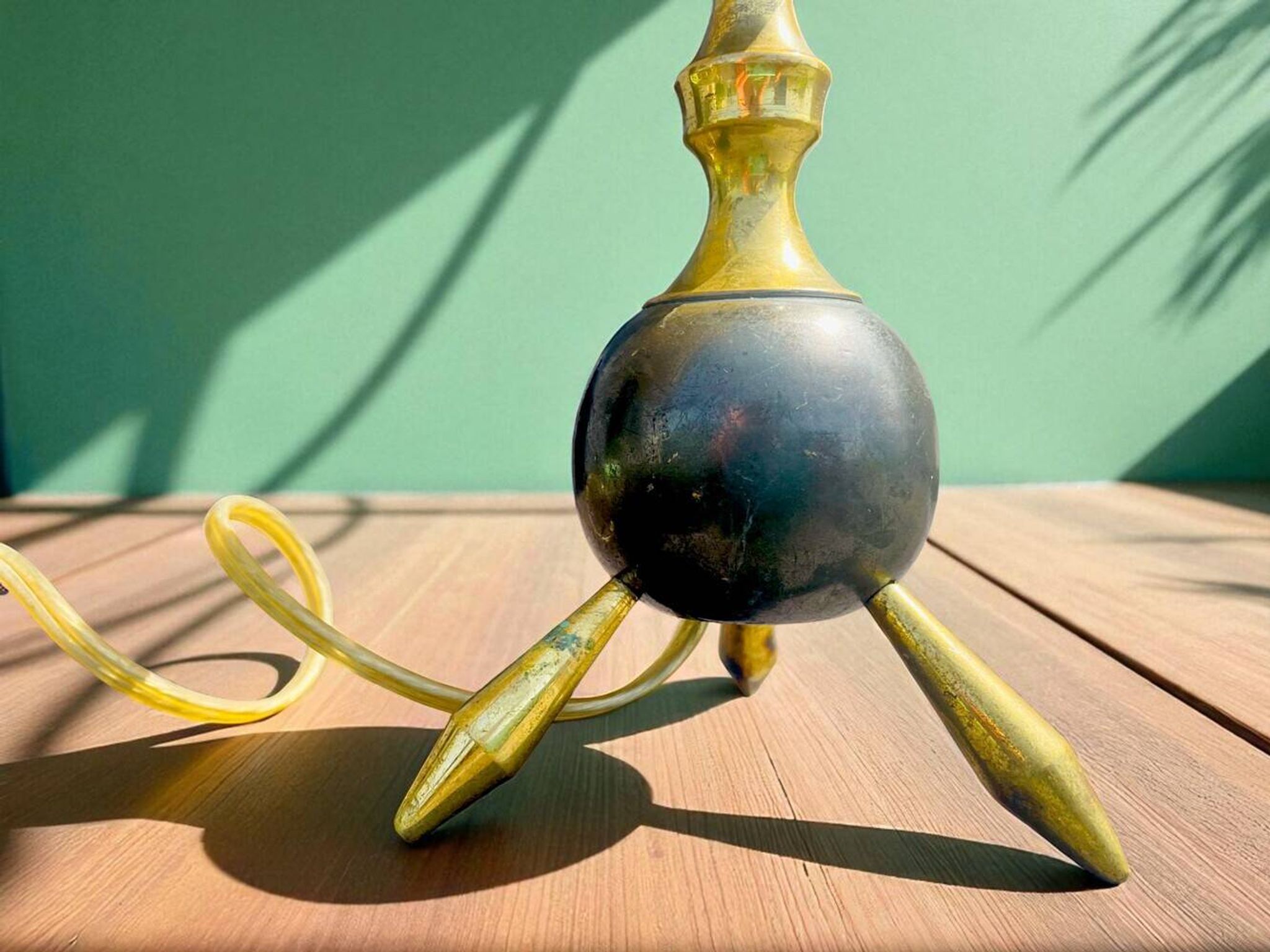 Lampe de table en laiton sur trépied de l'ère spatiale