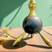 Lampe de table en laiton sur trépied de l'ère spatiale