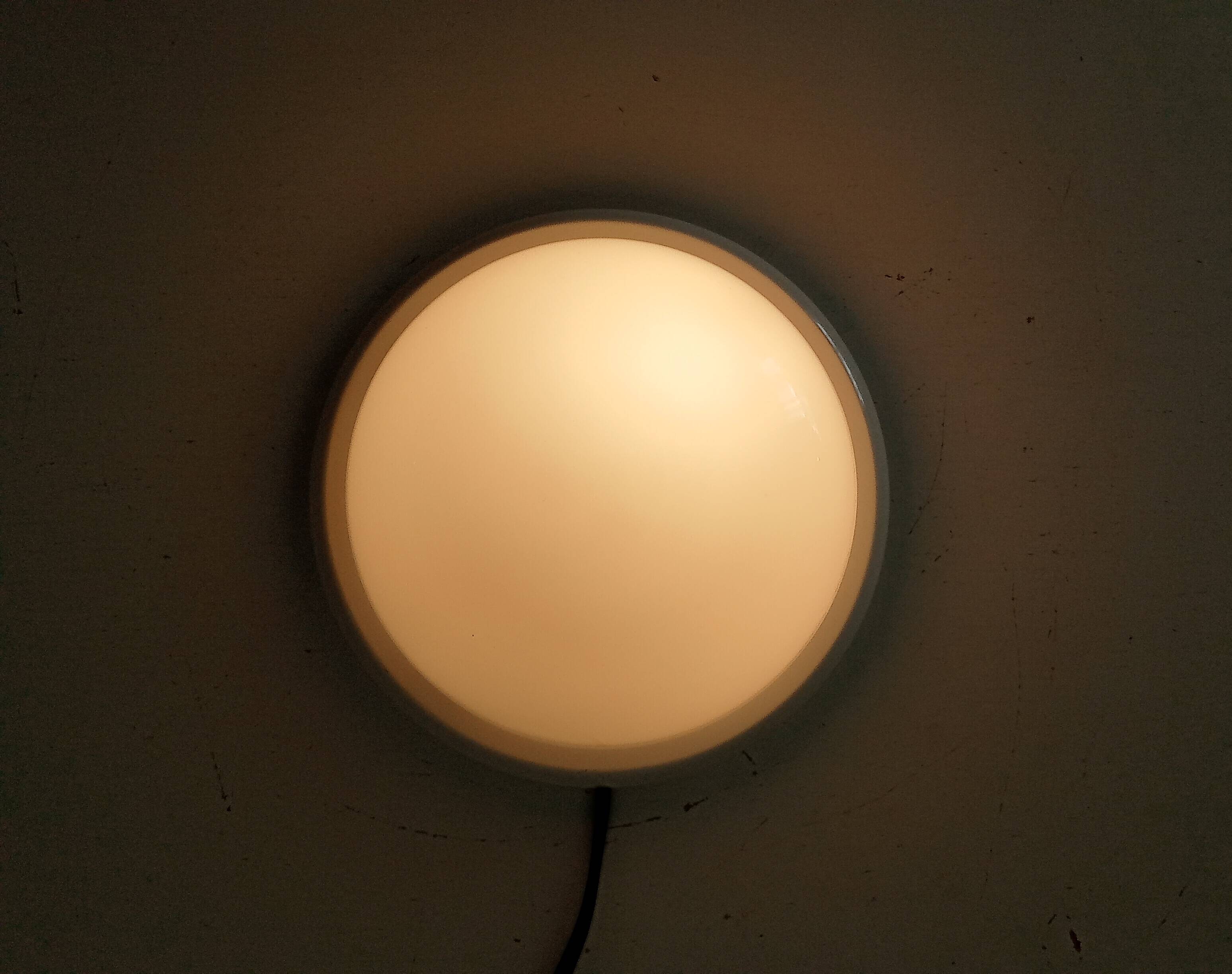 Vintage wall lamp in opaline and lacquered wood
