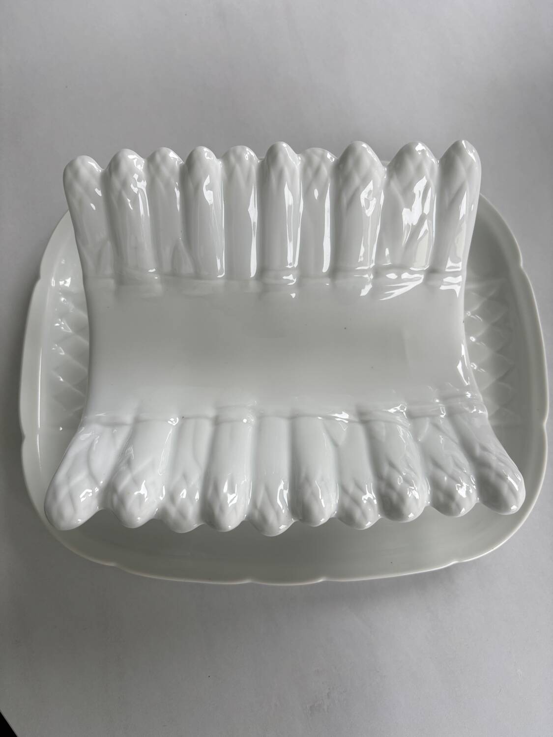 Plat à asperges en faïence blanche – plat de service barbotine vintage
