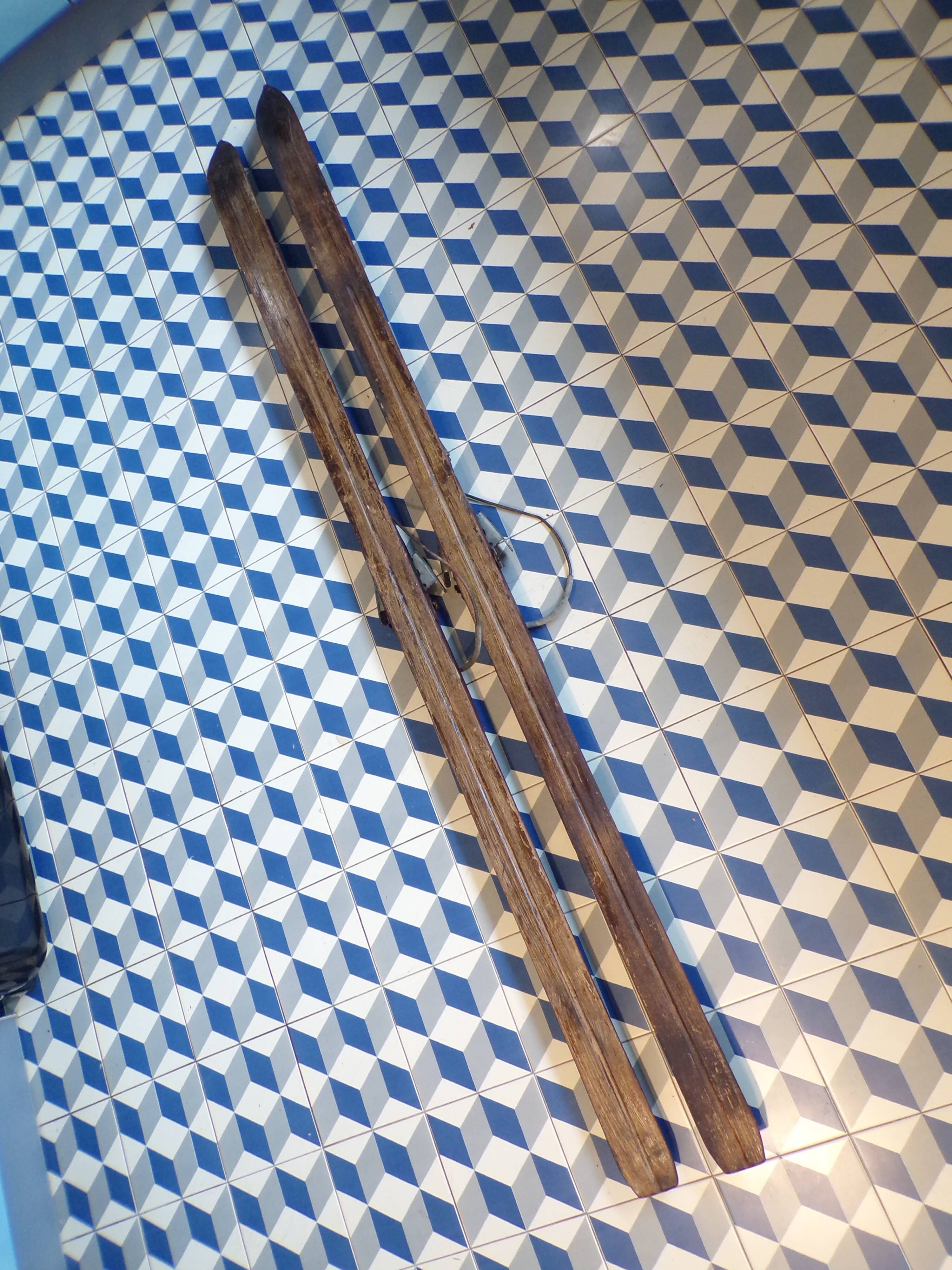 Paire de skis anciens en bois L=200cm