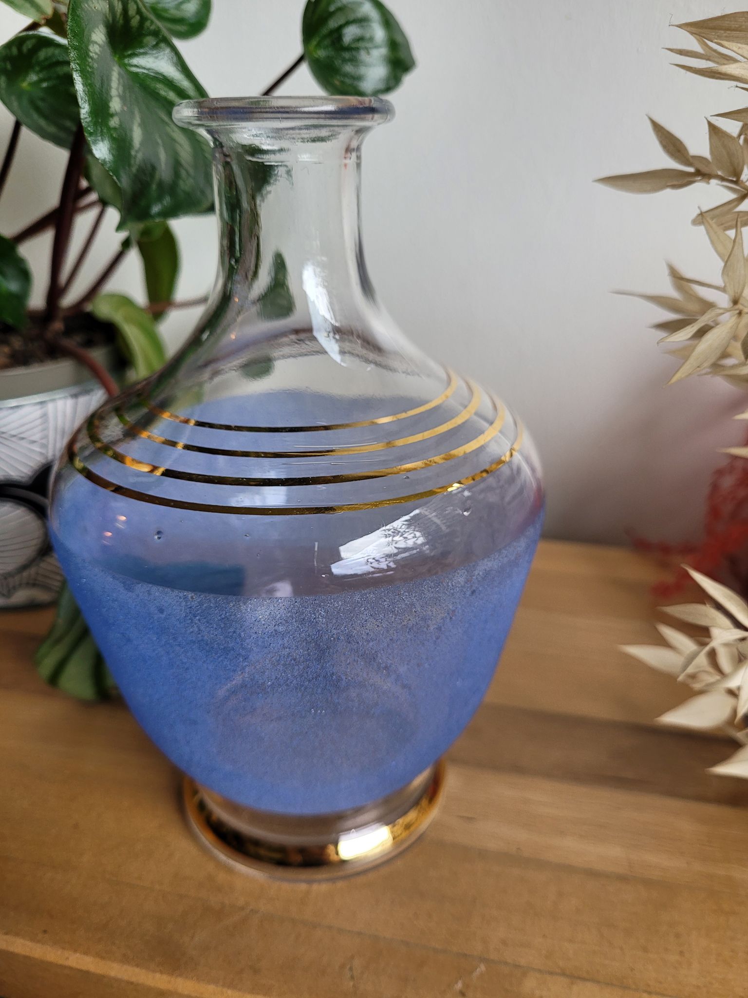 Carafe en verre granité bleu et liserés dorés