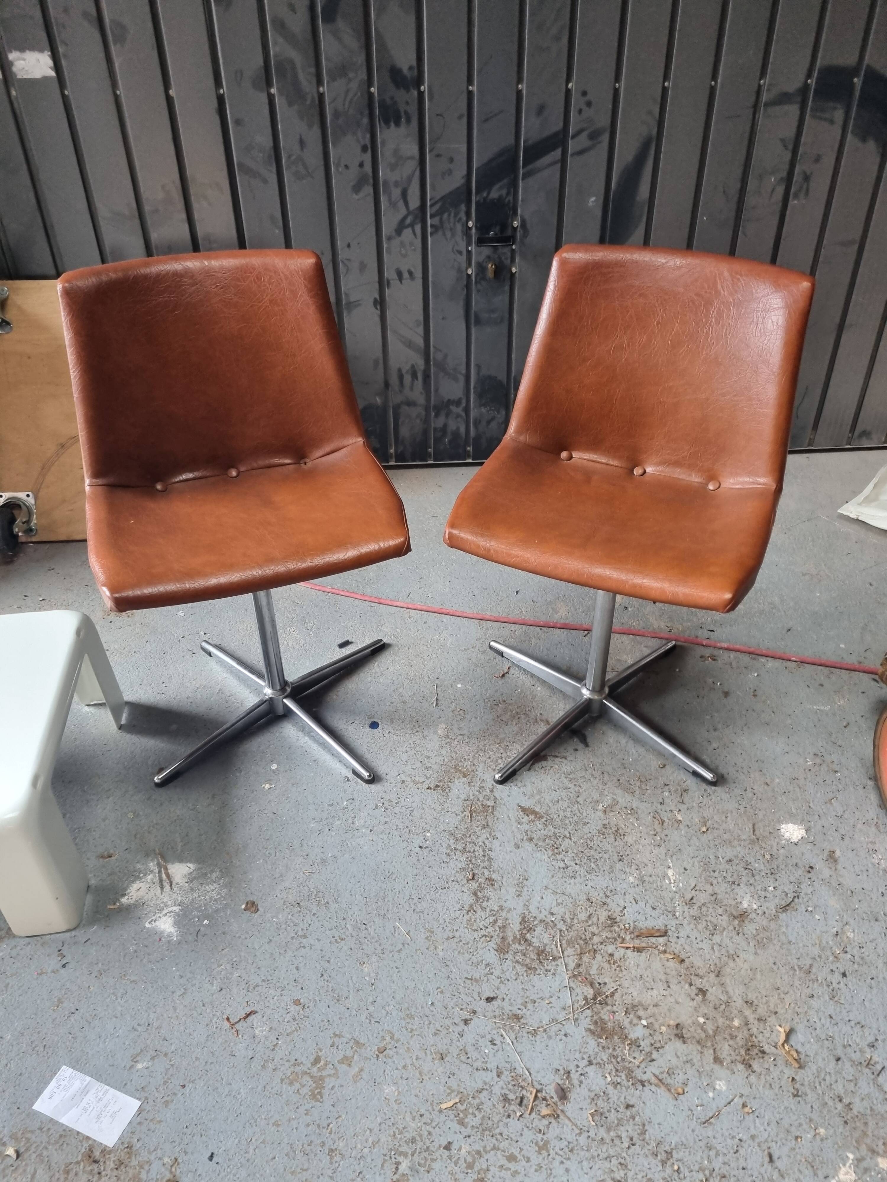 Paire de chaises pivotantes en Skaï cognac marron