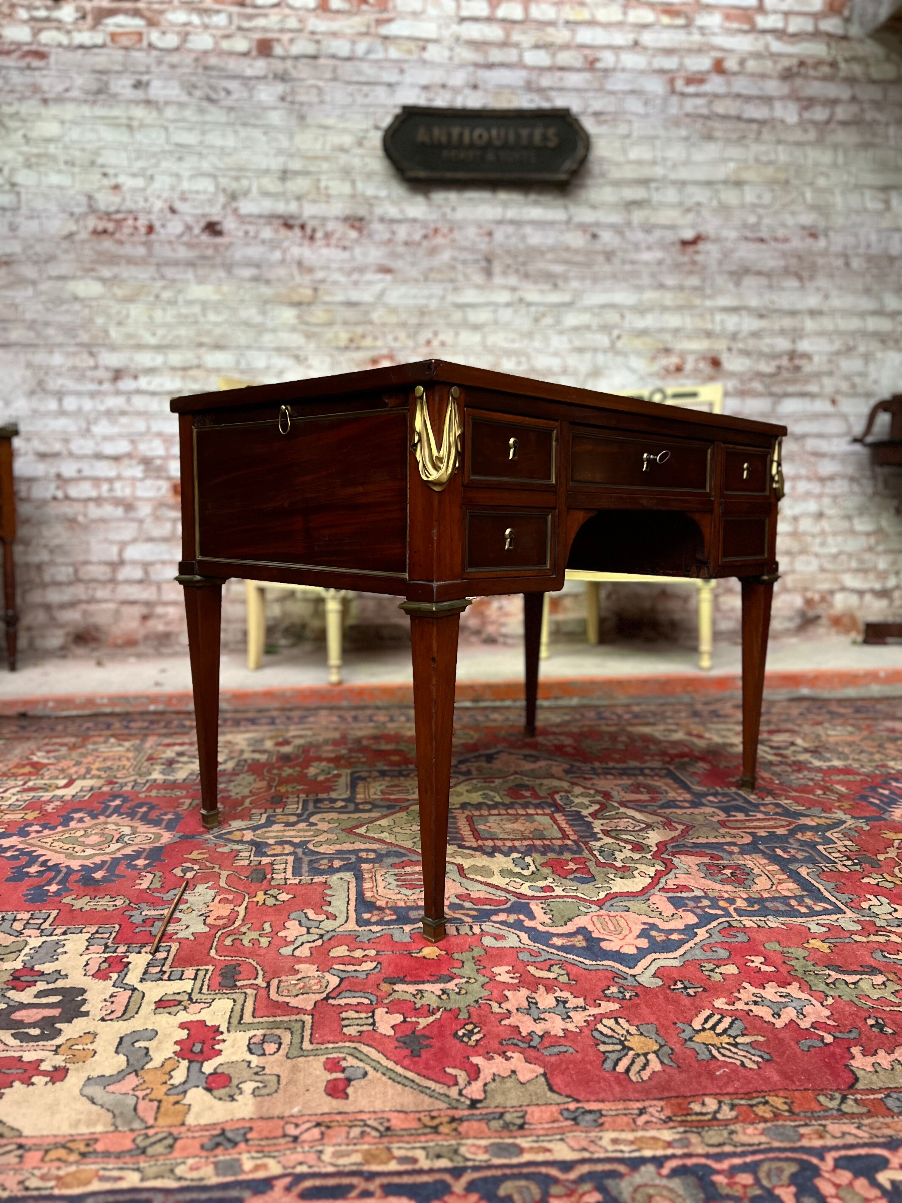 Flat desk of mahogany lady period Louis XVI, XVIIIth century