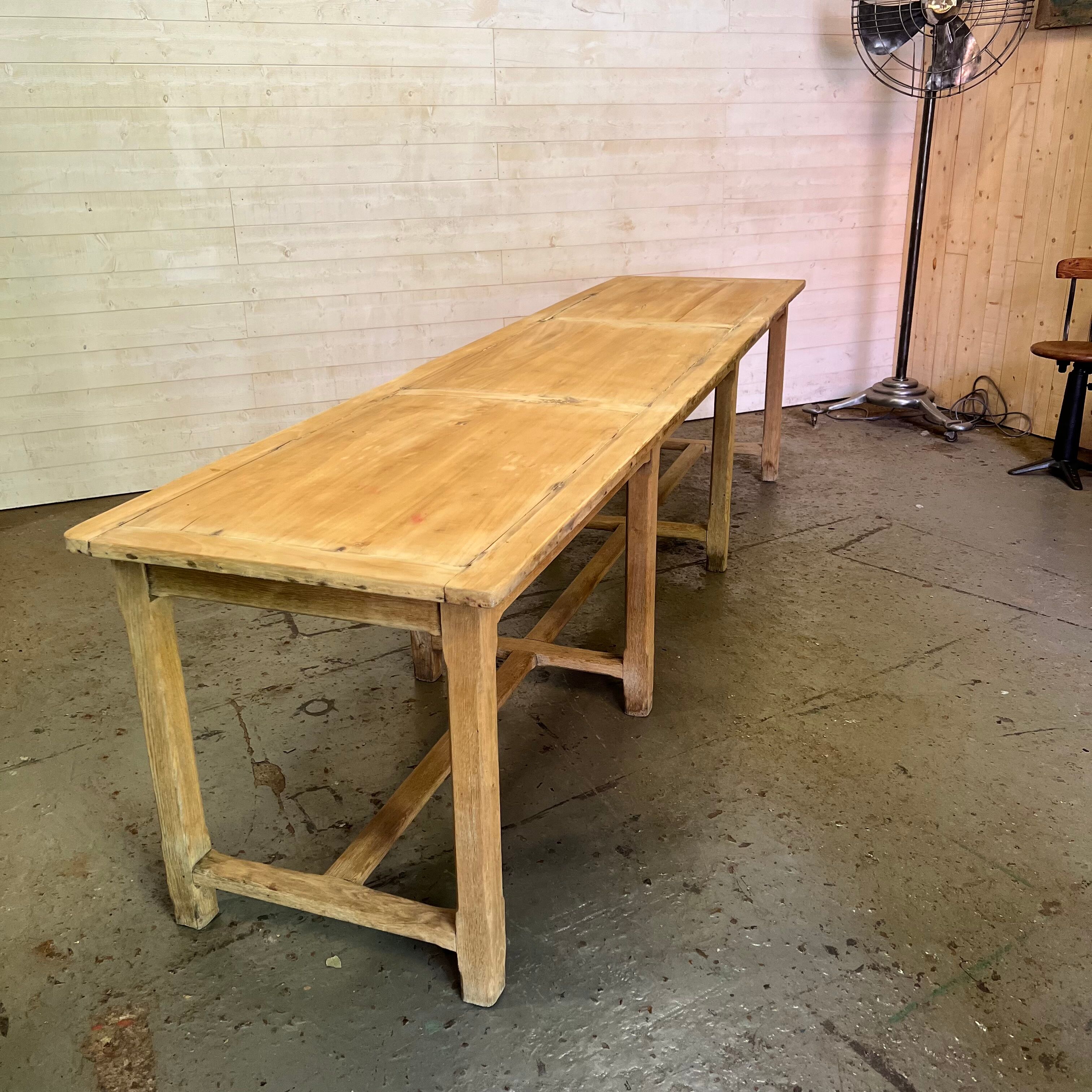 Ancienne table de ferme de communauté