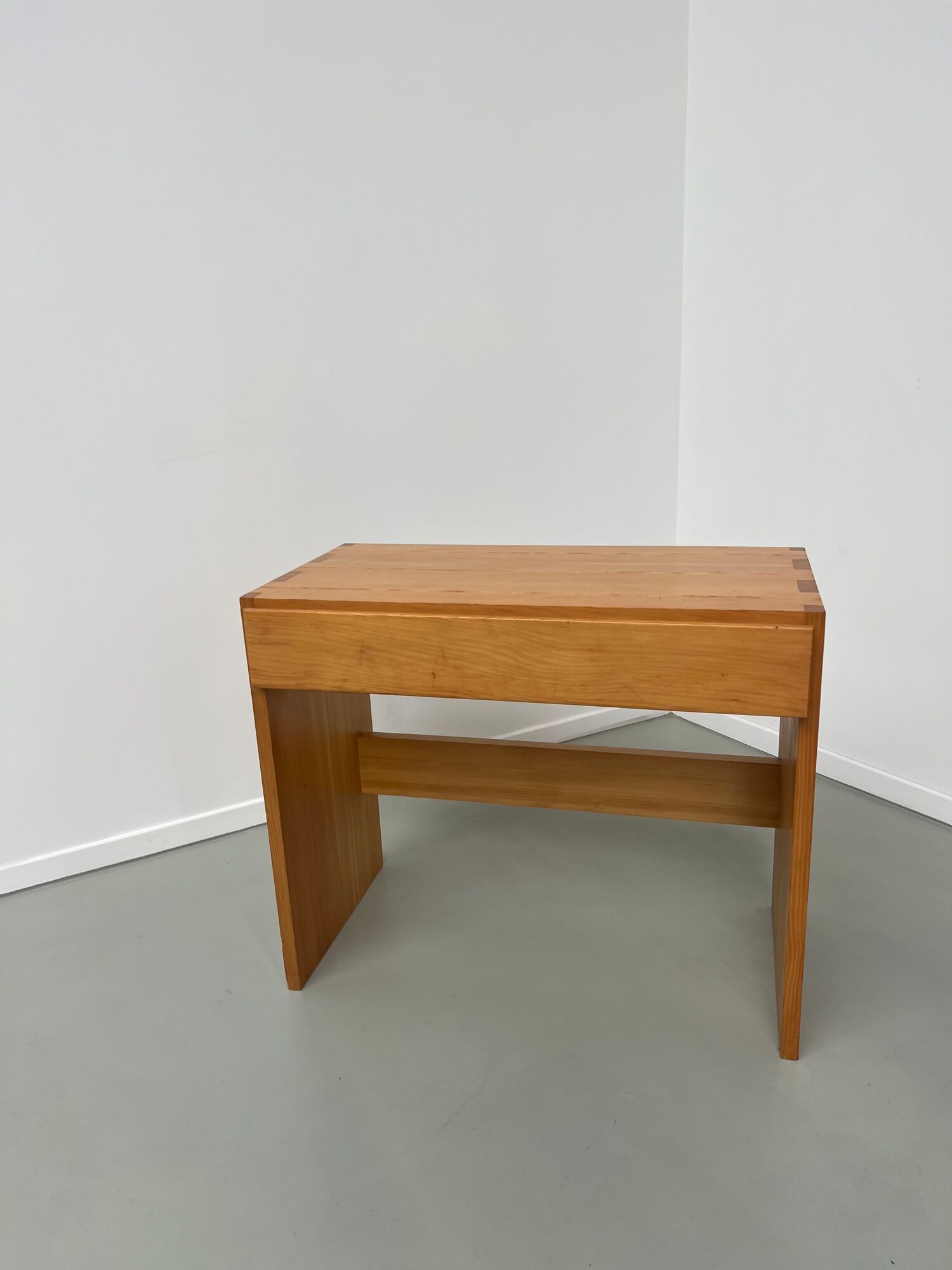 Bureau de Roland Haeusler pour Maison Regain, en pin Circa 1970