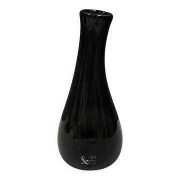 A unique vase in hand-blown glass with a hint of purple in the colour.