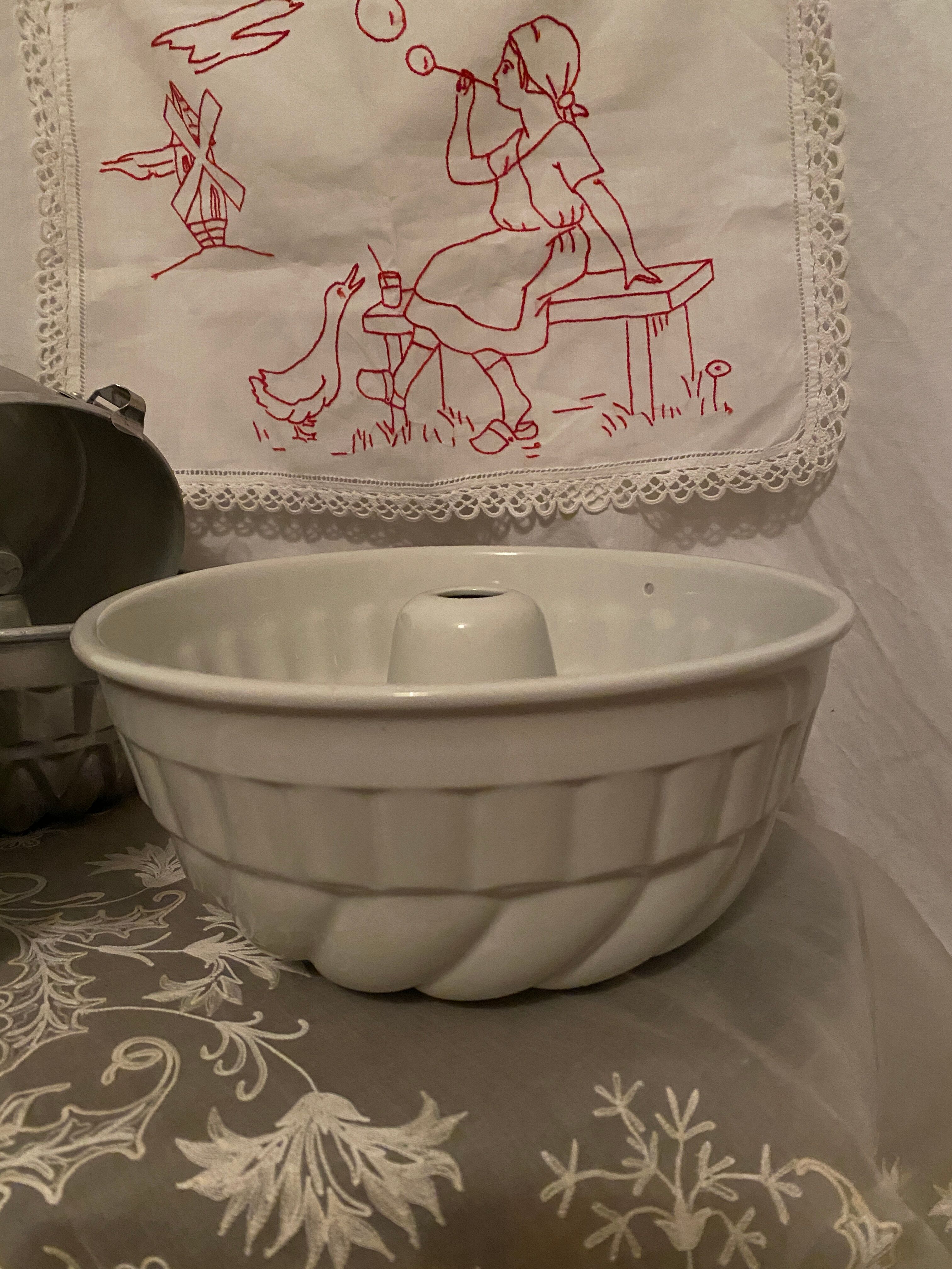 White porcelain kouglof mold