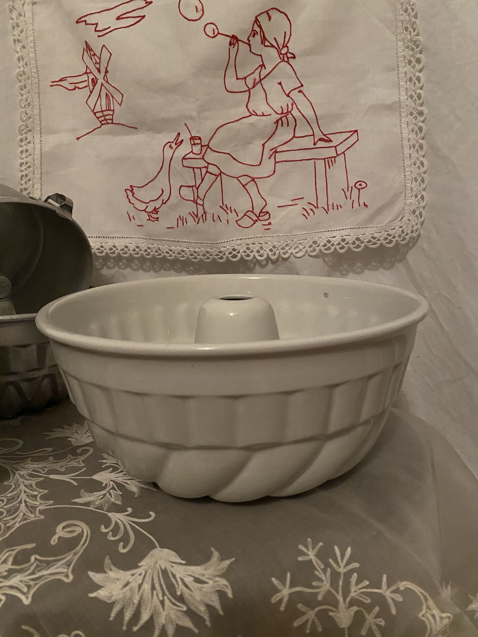 White porcelain kouglof mold