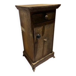 Meuble en métal riveté