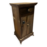 Meuble en métal riveté table de chevet