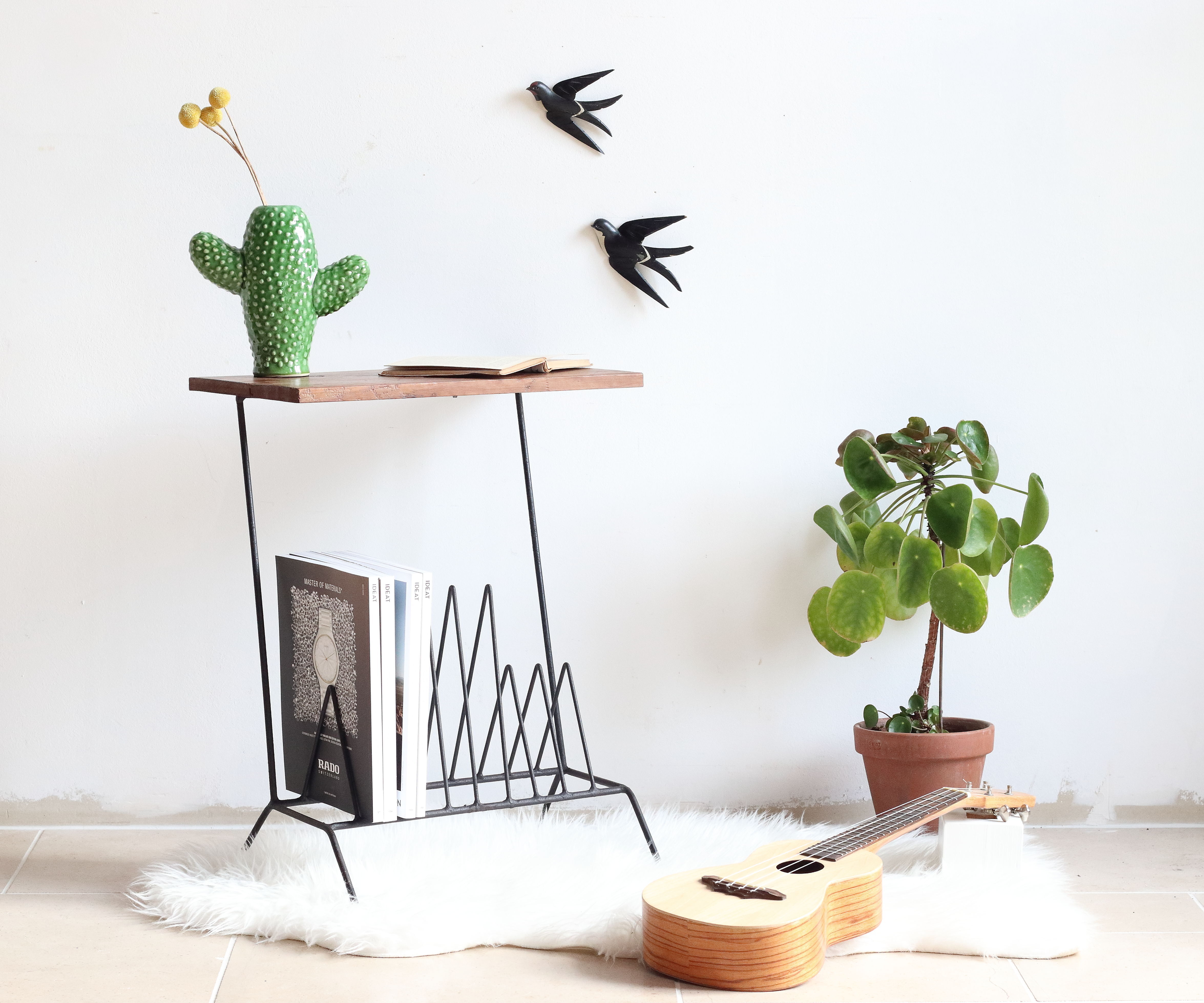 Guerin store vinyls in black metal and wood