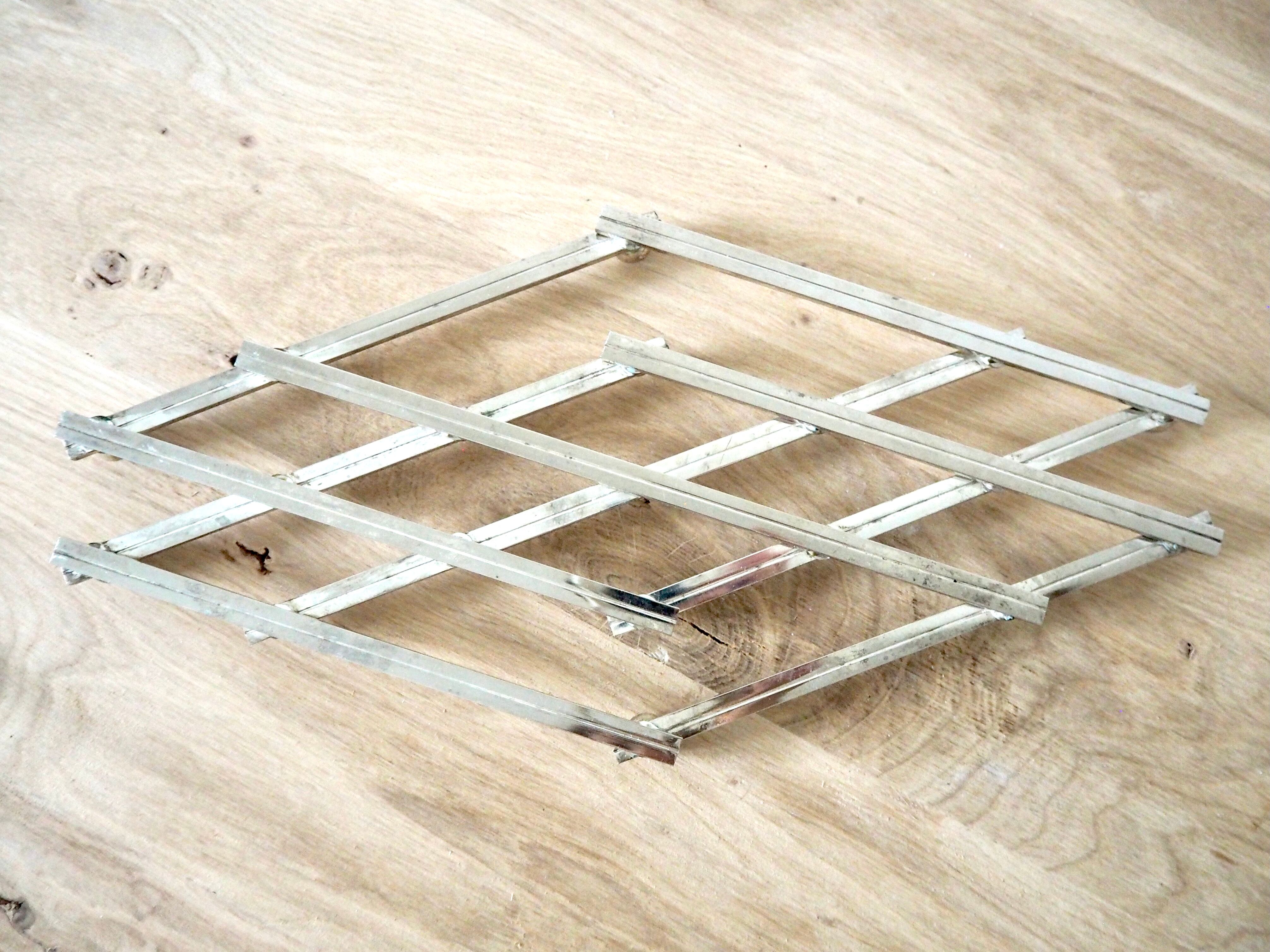 Expandable silver plated trivet