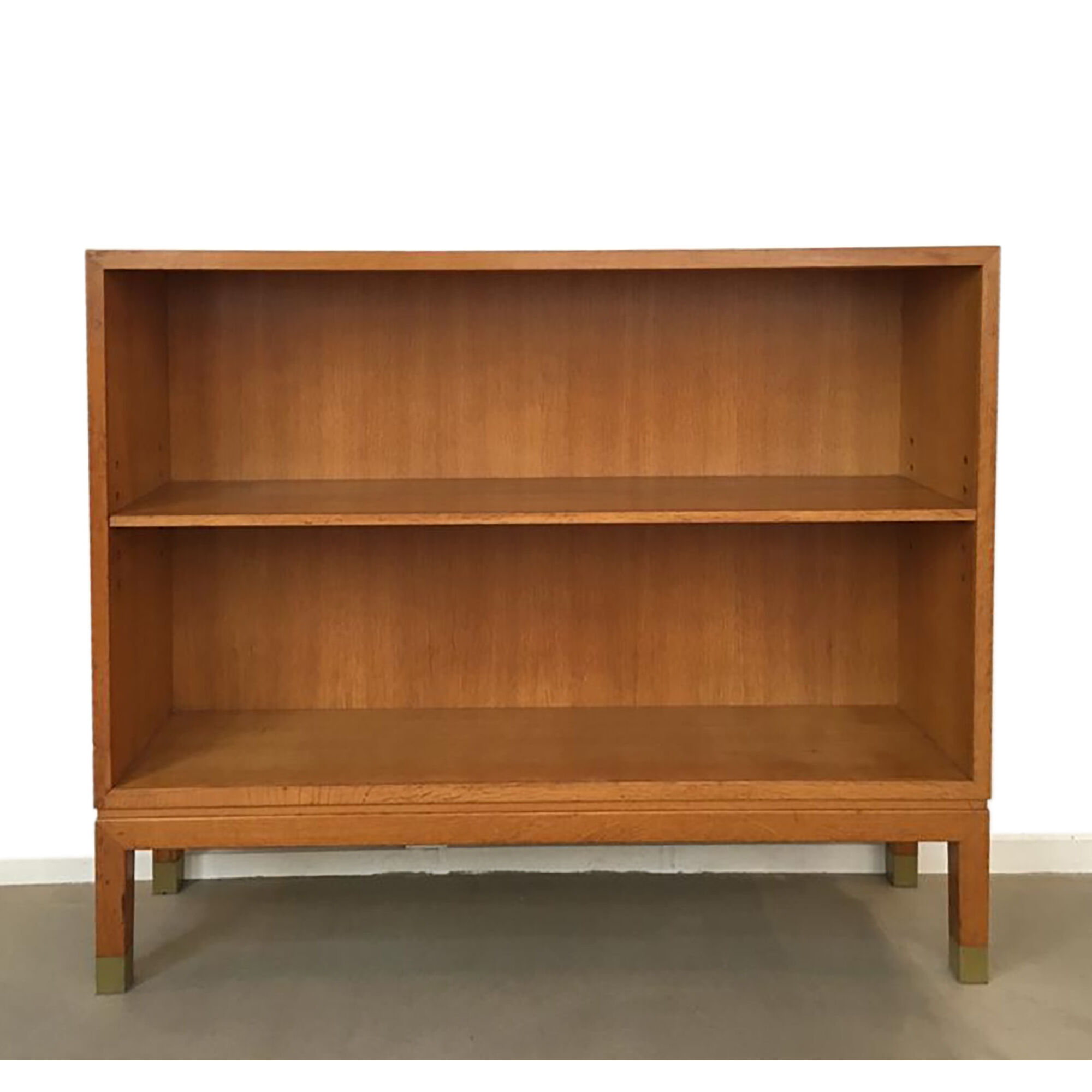 Oak bookcase with brass clogs, 60's