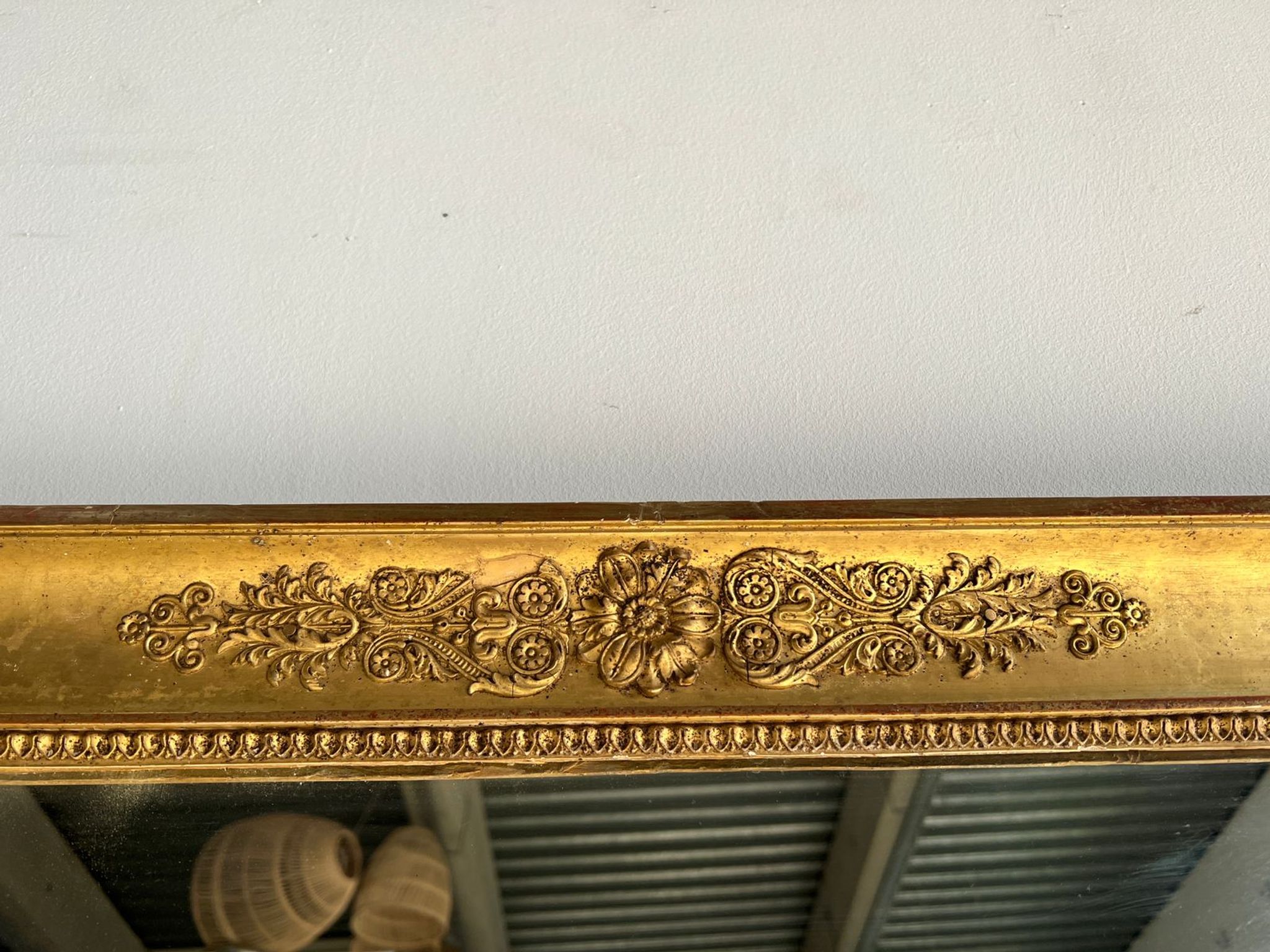 Miroir doré style Restauration à décor de palmettes étirées