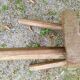 Tabouret tripode en bois brut