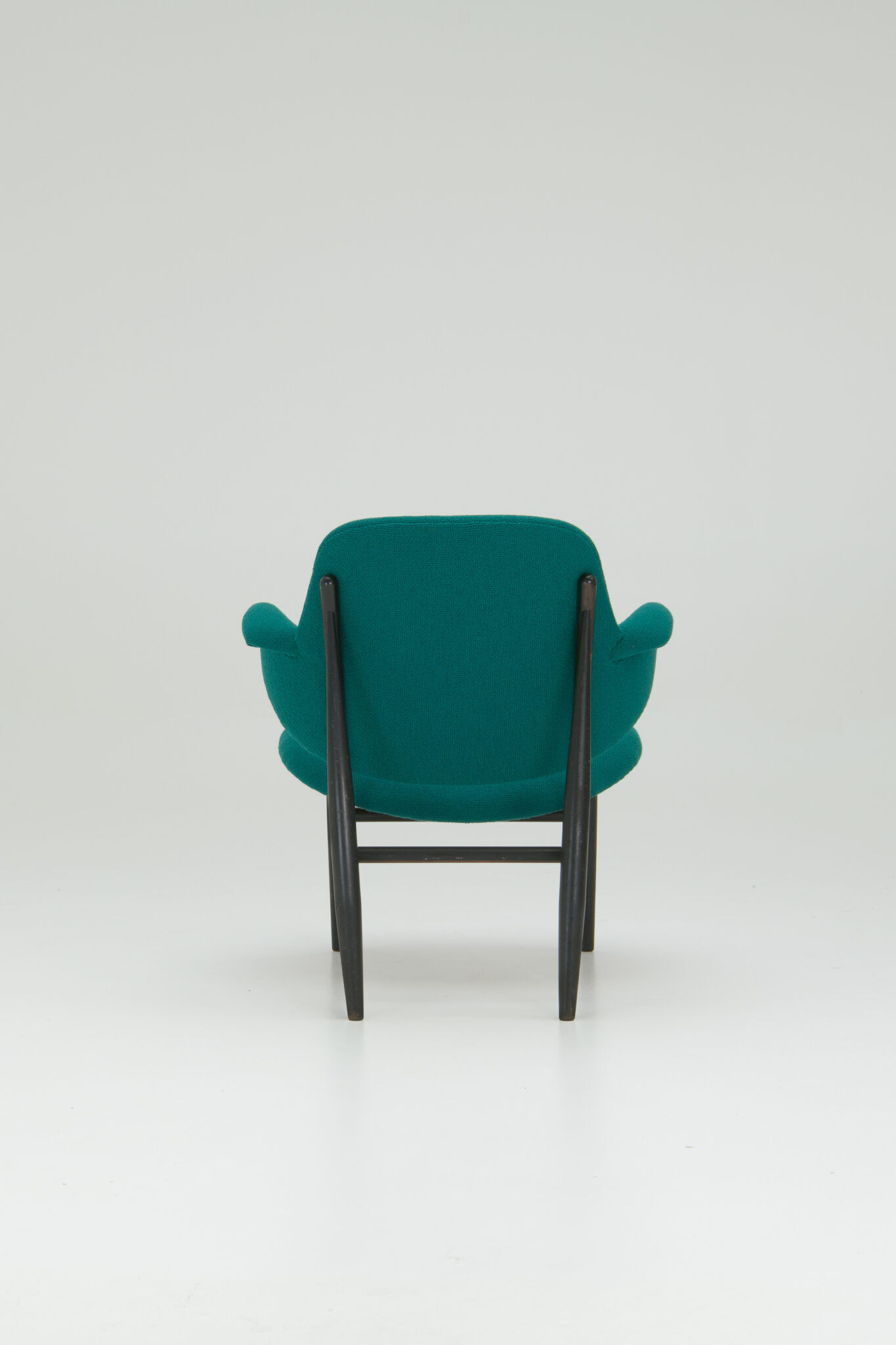 Shell lounge chair