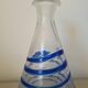 Vase/Carafe conique en verre
soufflé à décor de spirale bleue