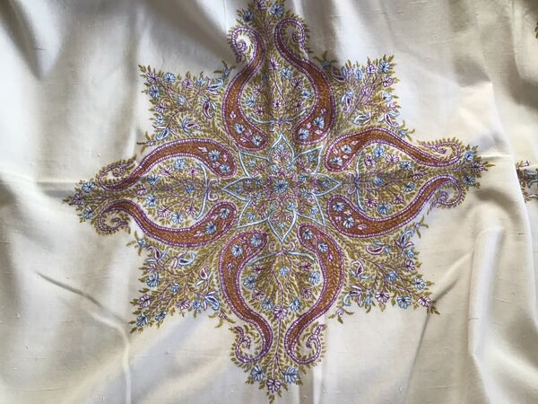 Nappe et serviettes en soie grège brodée de motifs cachemires  en couleur
