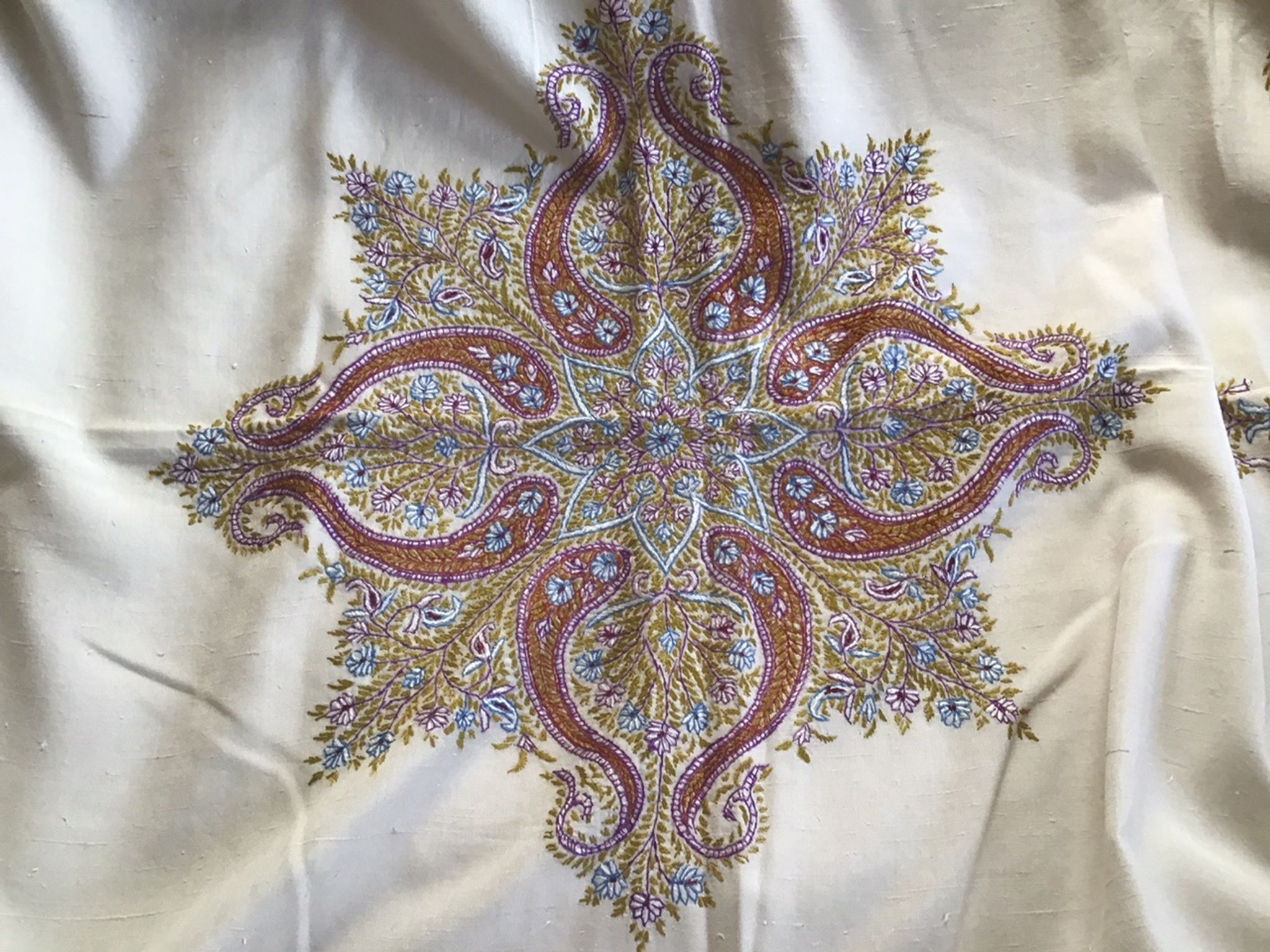 Nappe et serviettes en soie grège brodée de motifs cachemires  en couleur