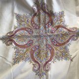 Nappe et serviettes en soie grège brodée de motifs cachemires  en couleur