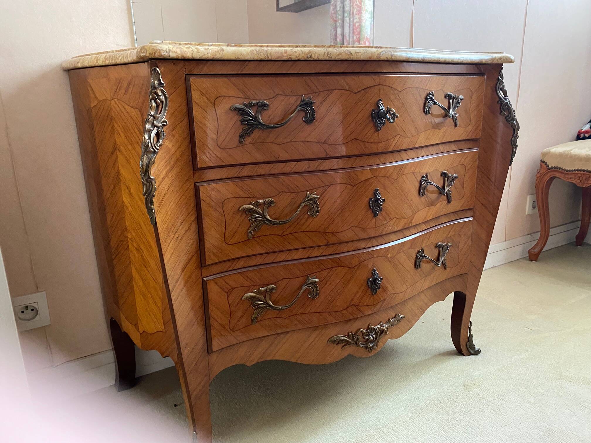Commode de style Louis XV en marqueterie – marbre beige – bronze doré