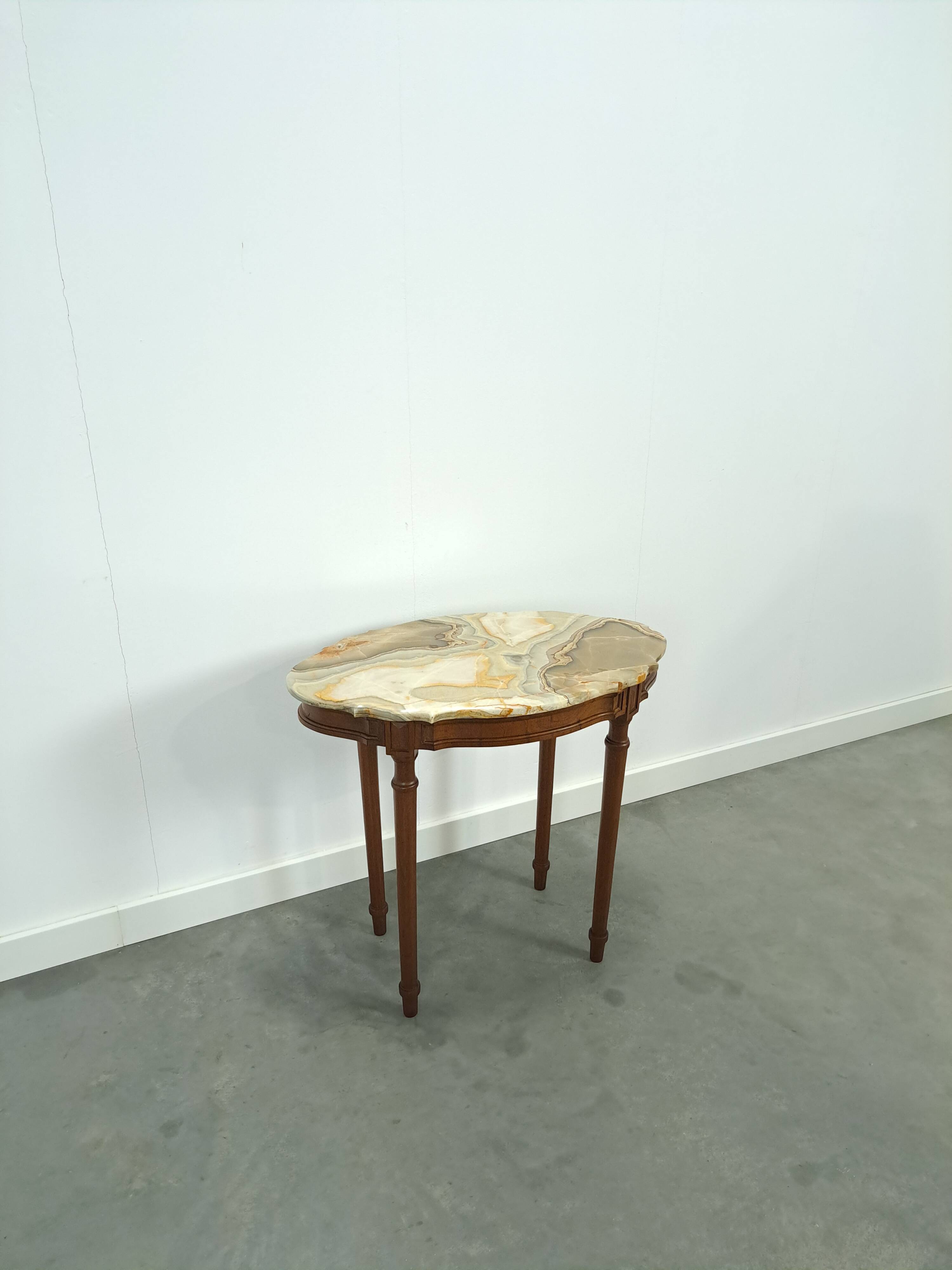 Oude houten tafel met marmeren blad