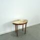 Oude houten tafel met marmeren blad