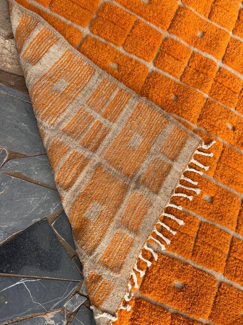 Beni Ouraine rug in natural wool, orange, size 150/250 cm.