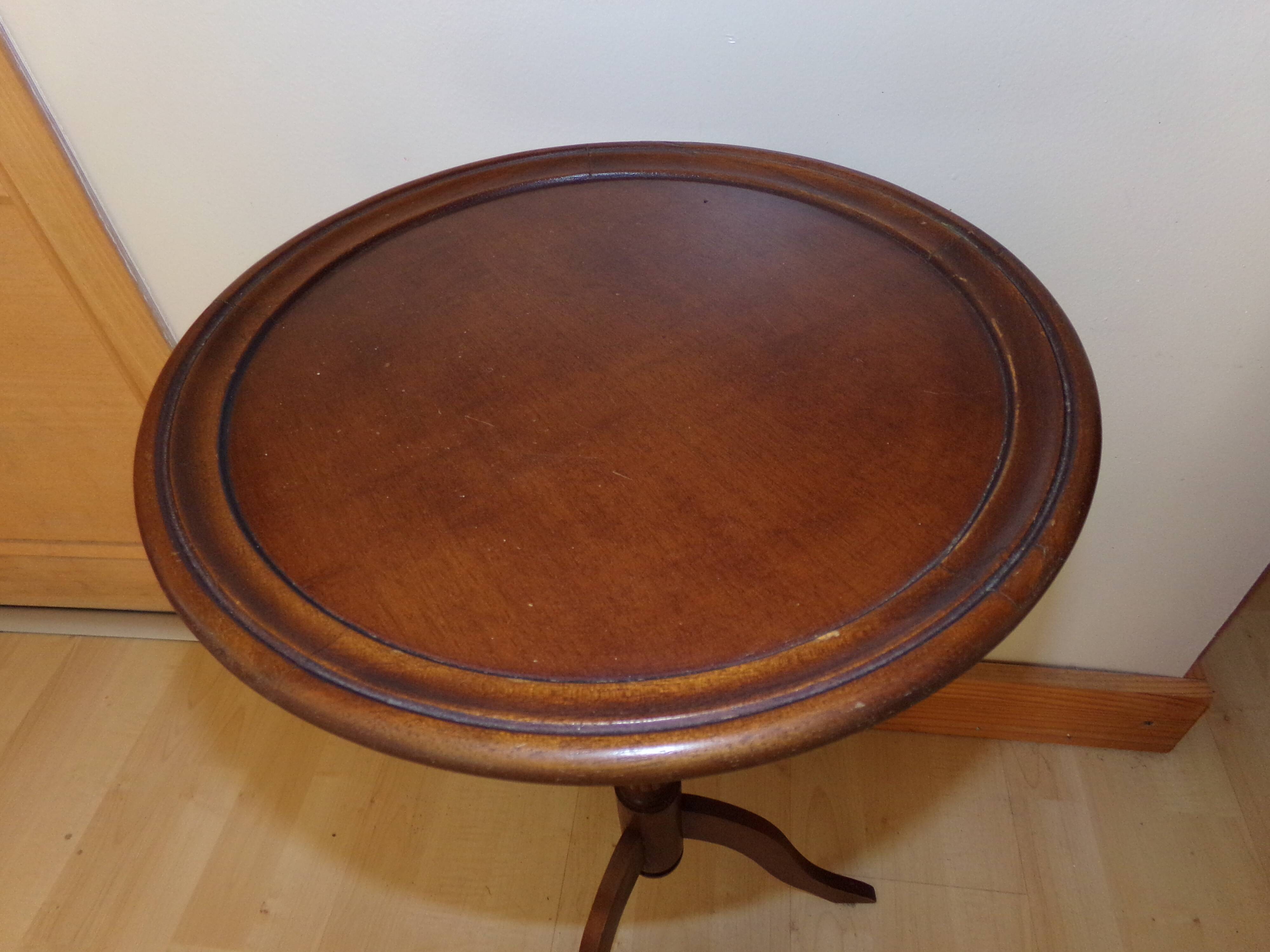 Table 3 wooden feet