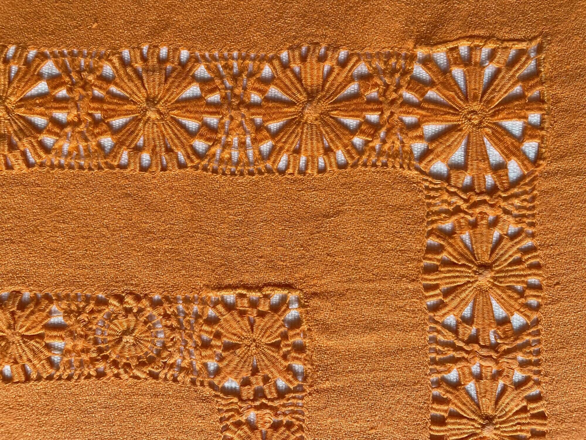 Old embroidered tablecloth "mandarin" and its 6 towels, 130x130 cm, métis