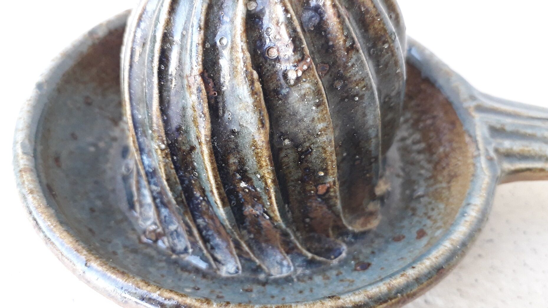 Stoneware lemon squeezer