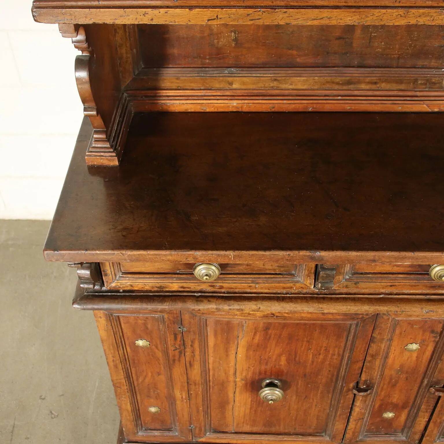 Baroque buffet in walnut and poplar, Italy, 18th century.