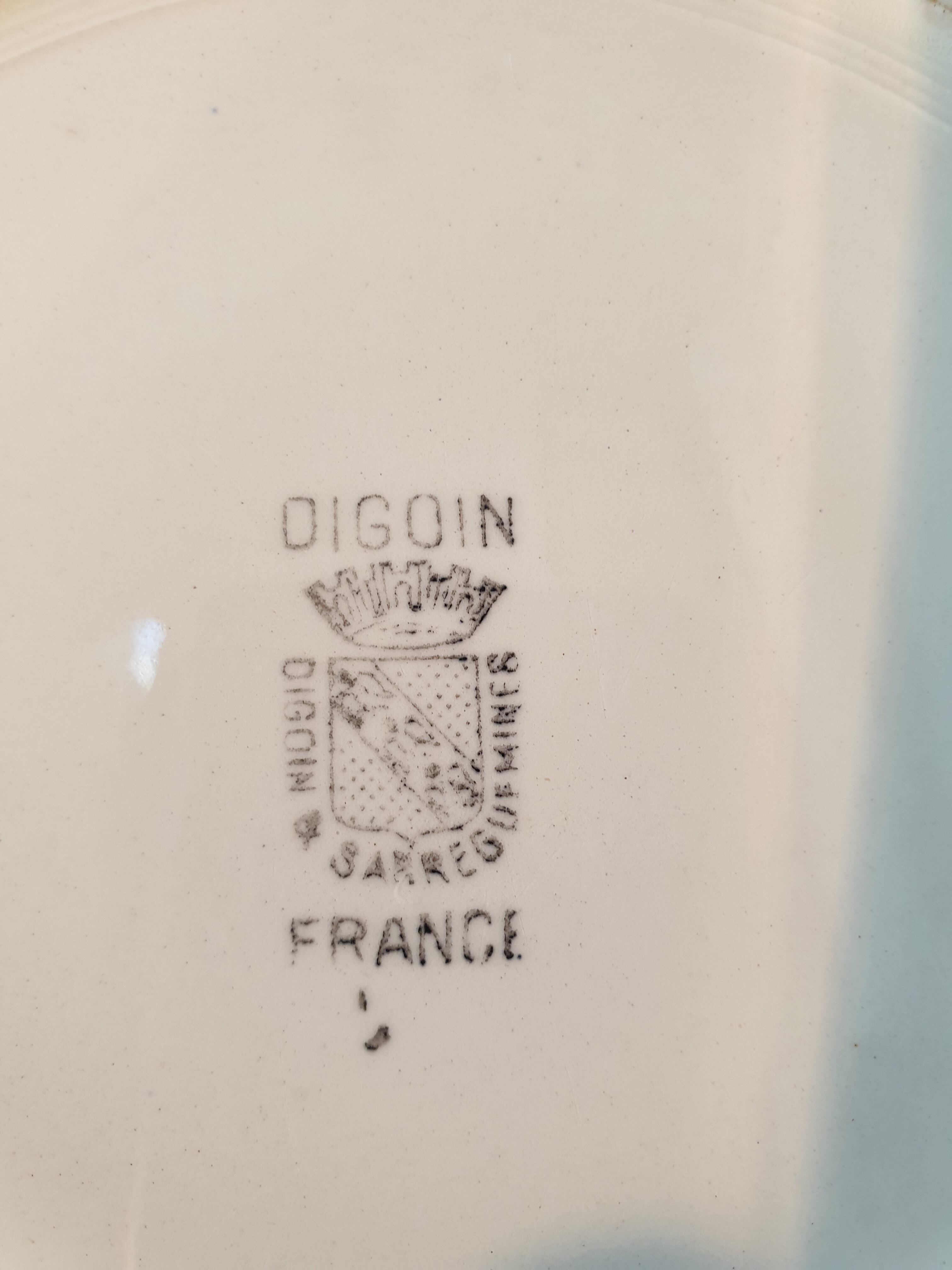 Digoin round and hollow dish
