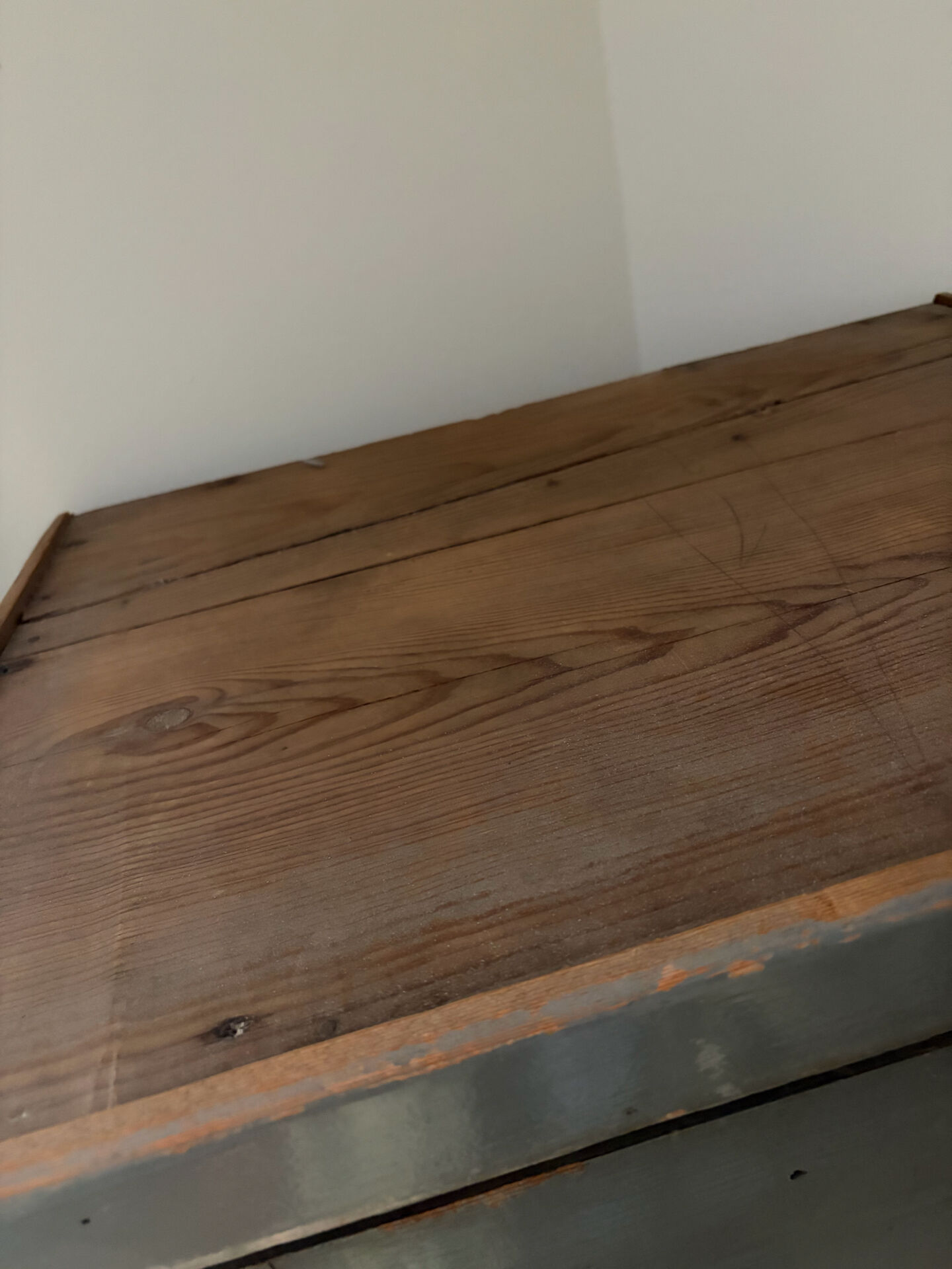 Armoire parisienne ancienne patinée, avec étagères amovibles 
