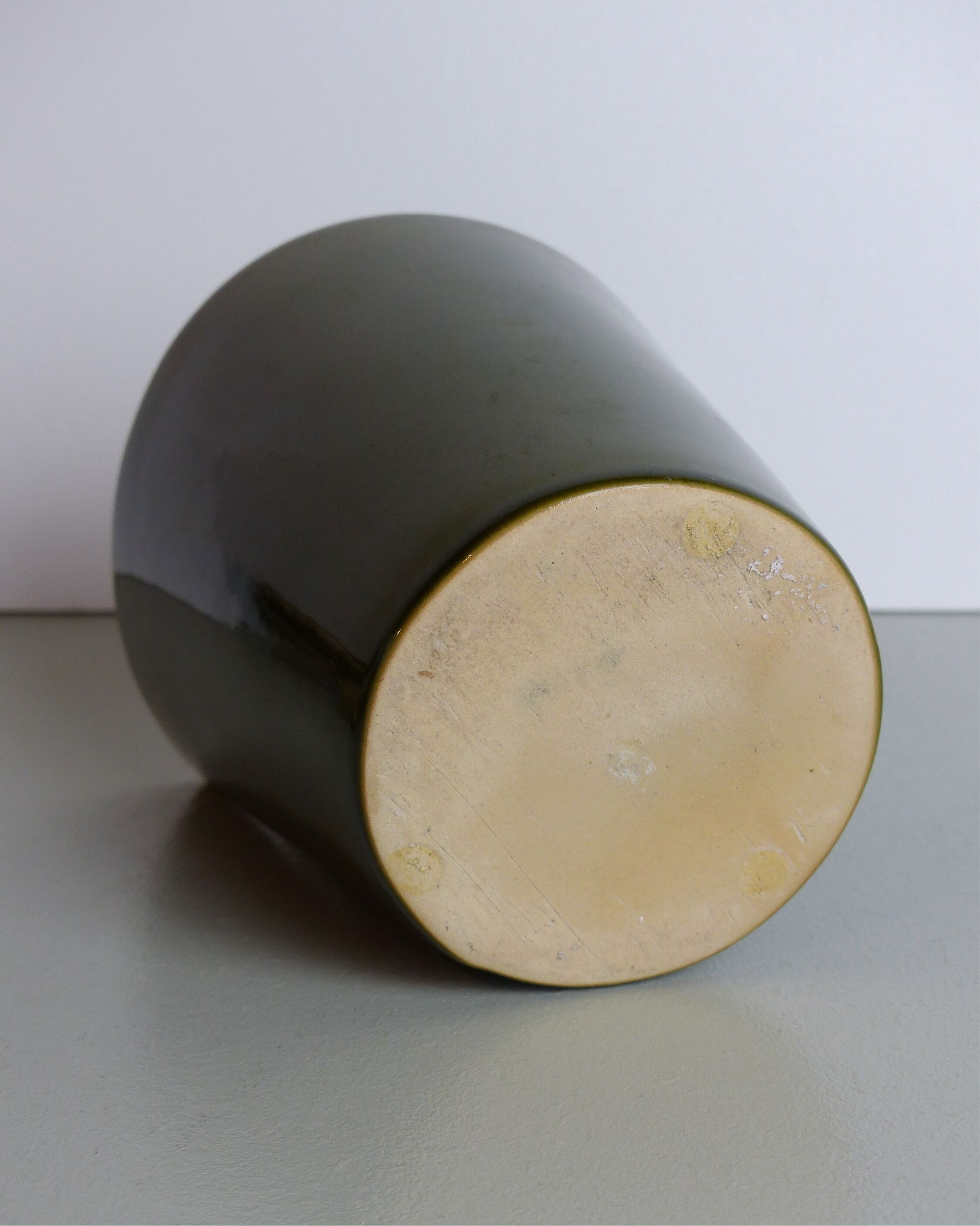 Khaki ceramic pot cover