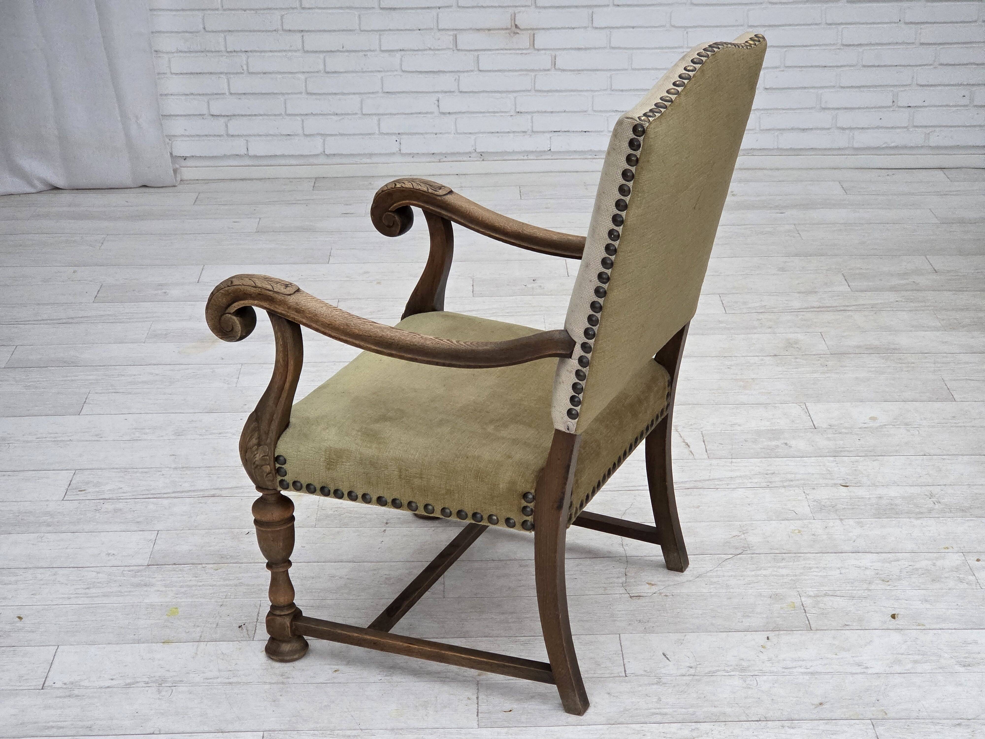 Fauteuil danois à dossier haut des années 1950, en laine tissée à la main, velours, bois de chêne sculpté.