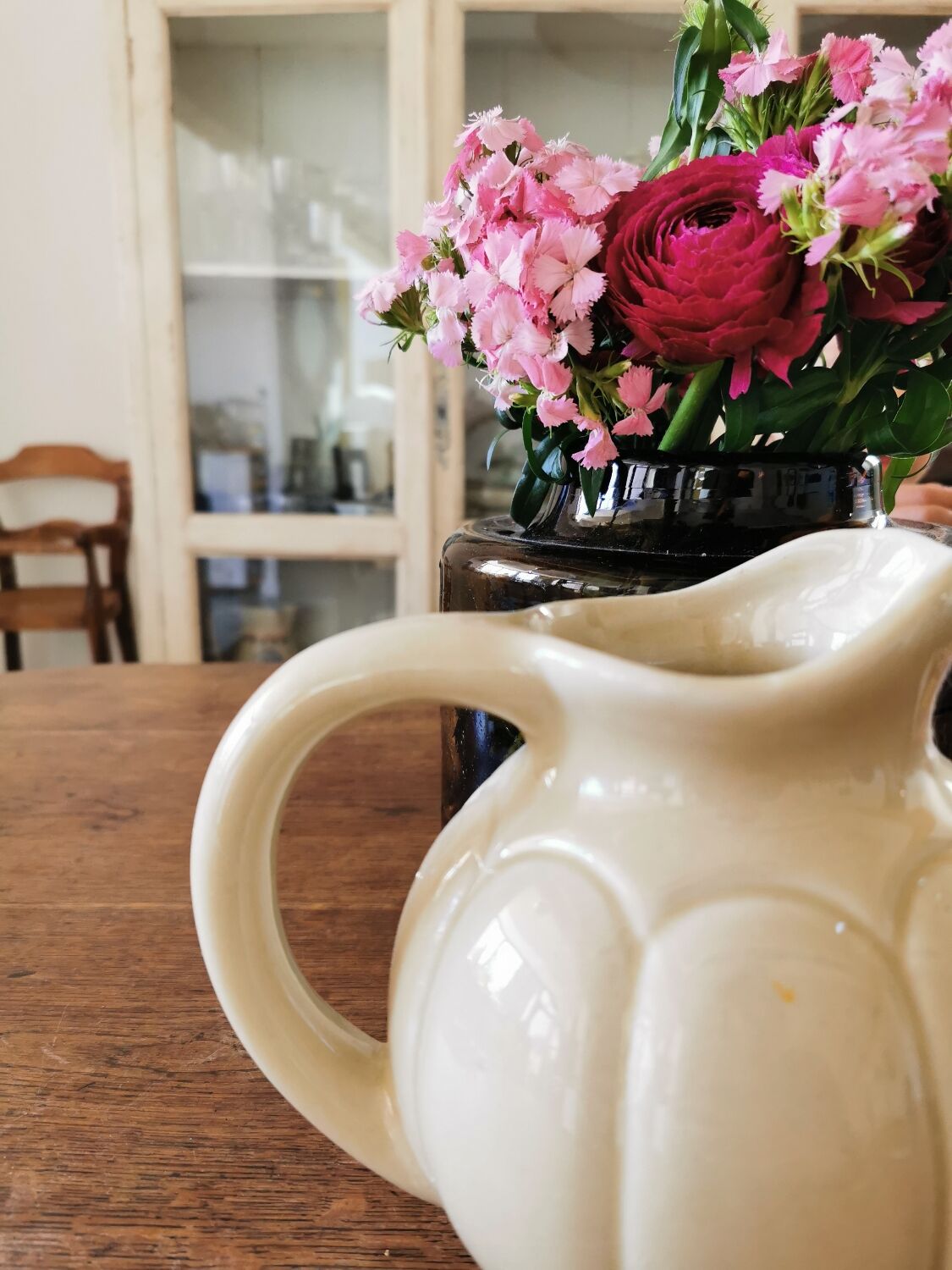 Enamelled ball pitcher