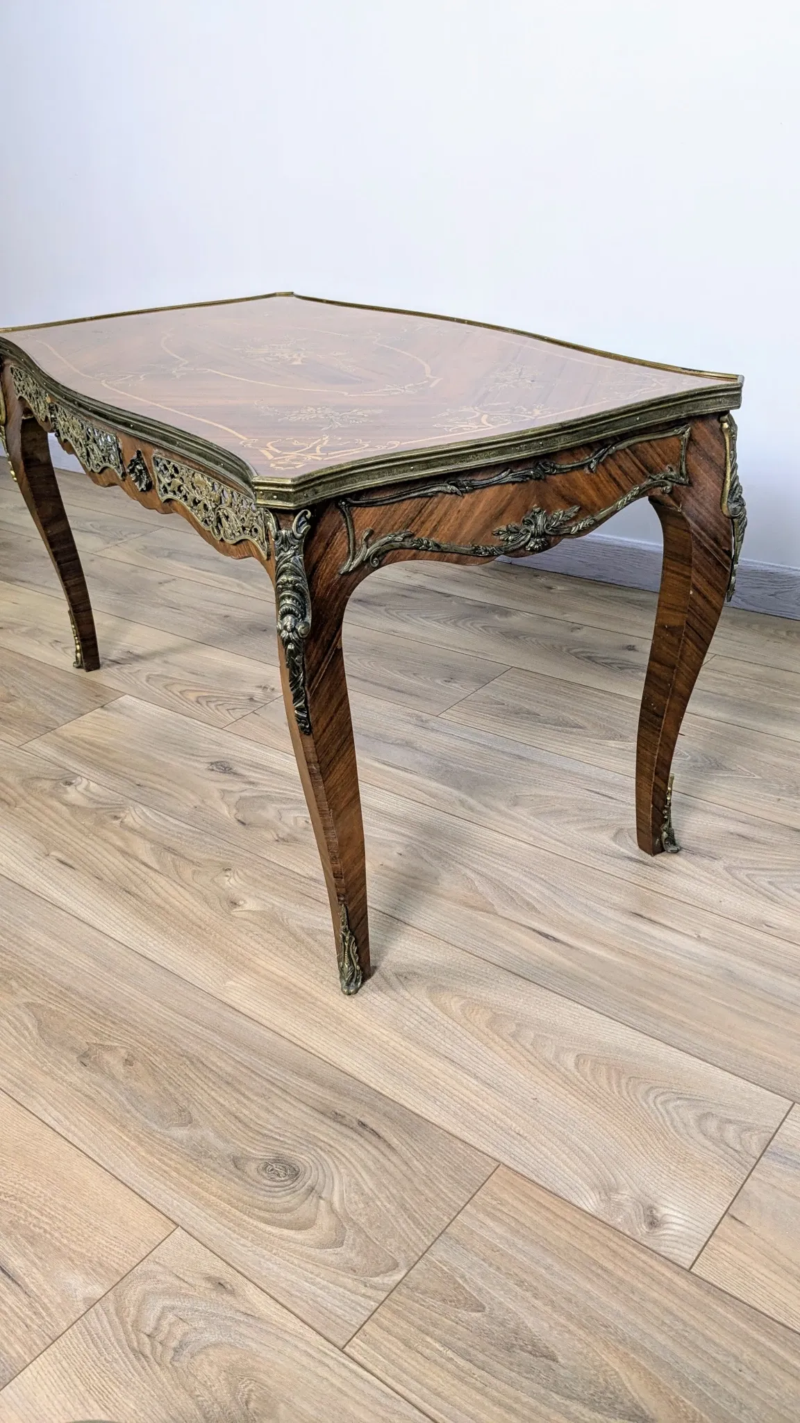 Louis XV style coffee table with floral marquetry and gilded bronze – 20th century