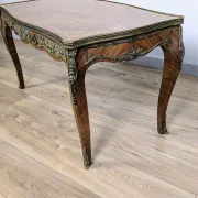 Louis XV style coffee table with floral marquetry and gilded bronze – 20th century