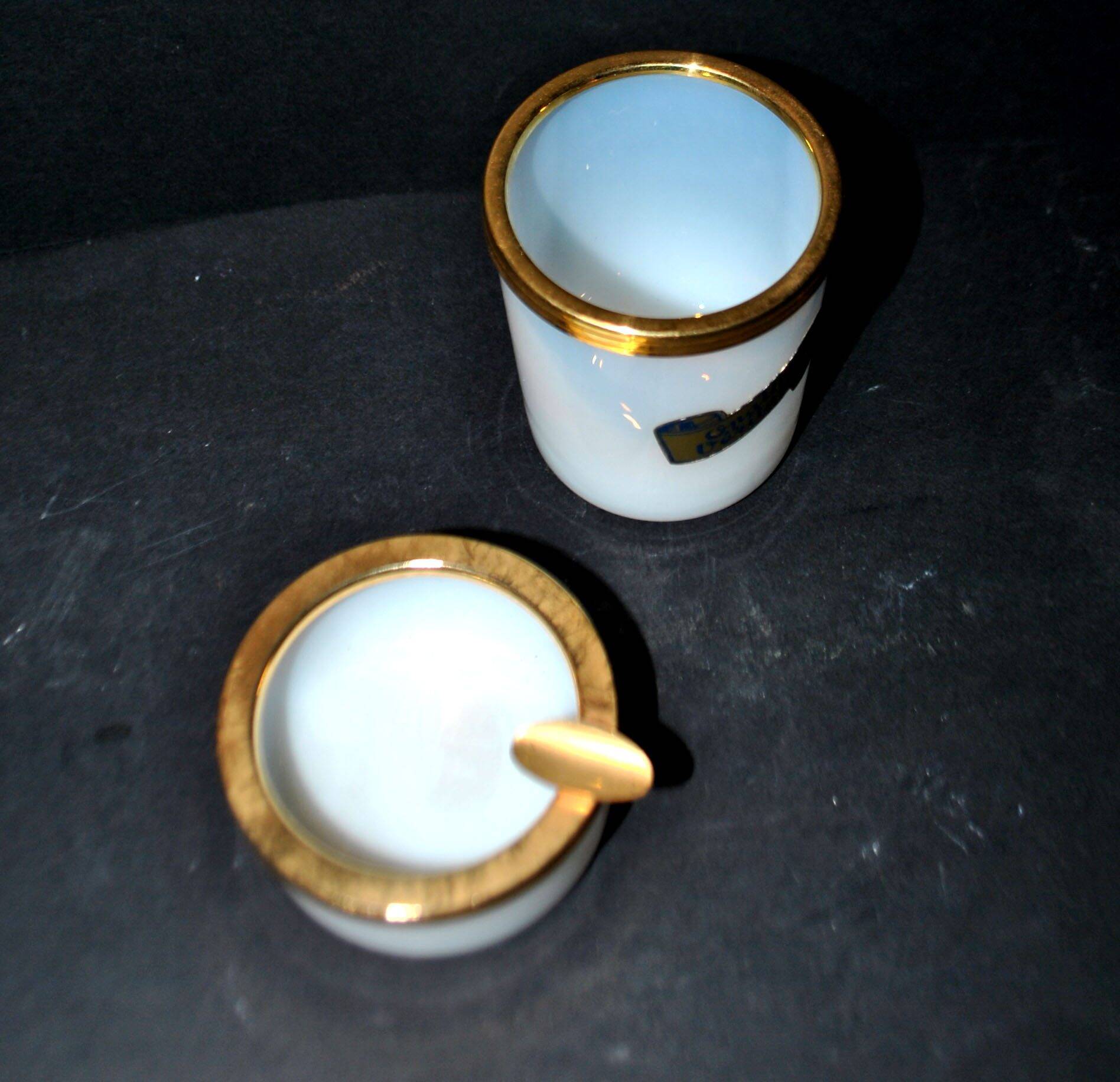 Cendrier vintage en verre opaline blanche et gobelet à cigarette opaline véritable