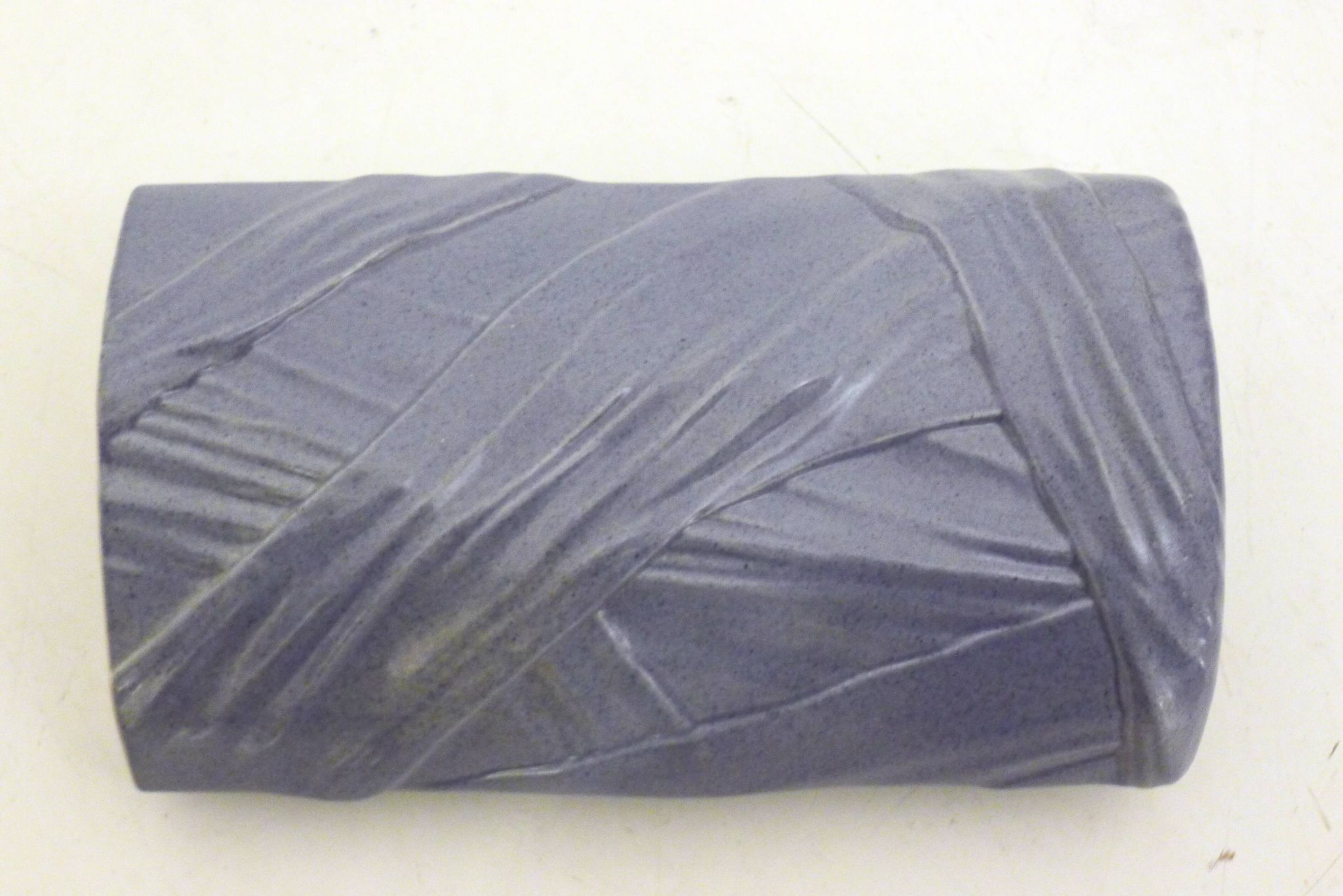 Vase mauve, rubans drapés en relief