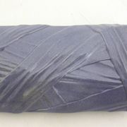 Vase mauve, rubans drapés en relief