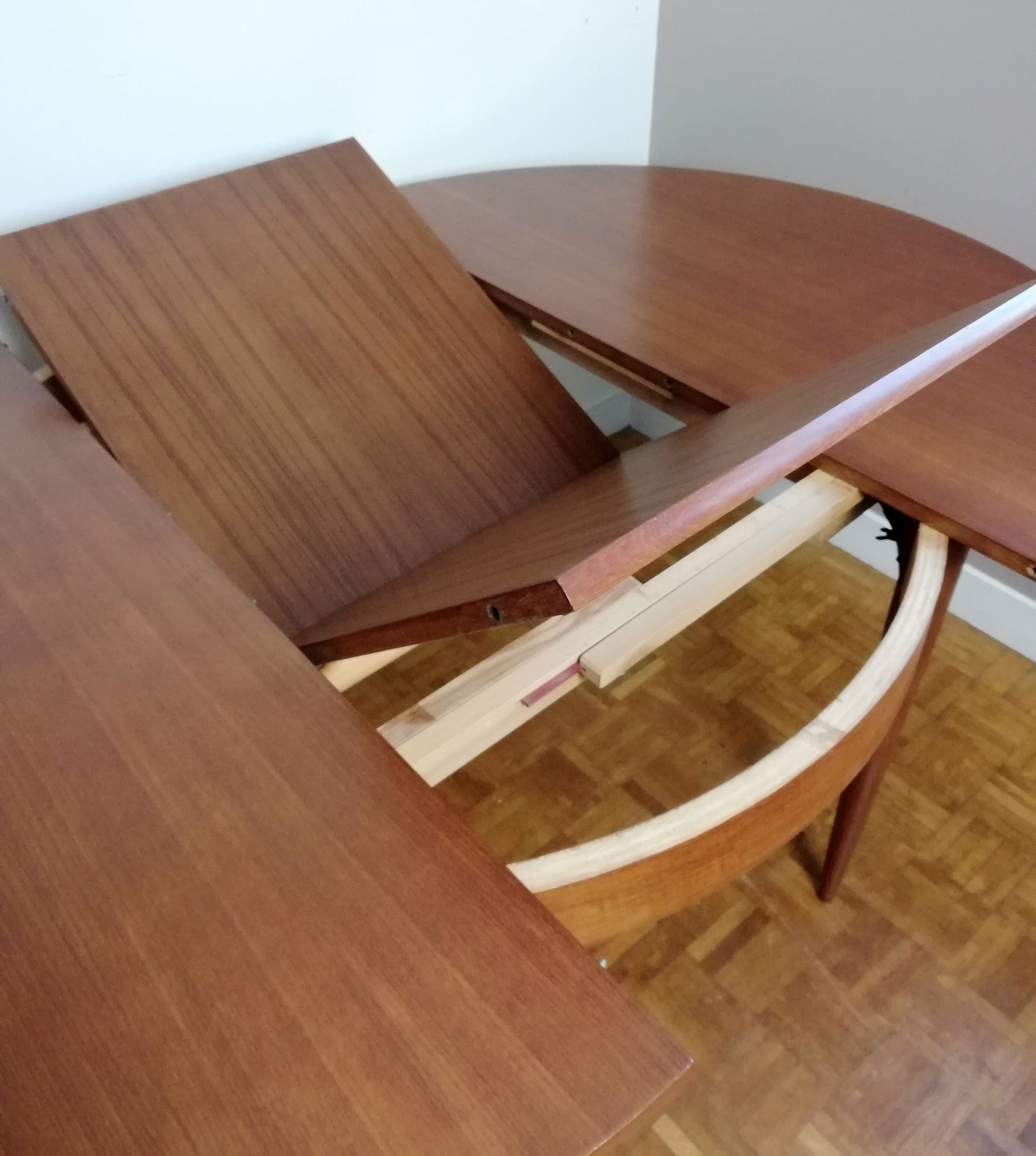 Scandinavian Extendable Roundtable
