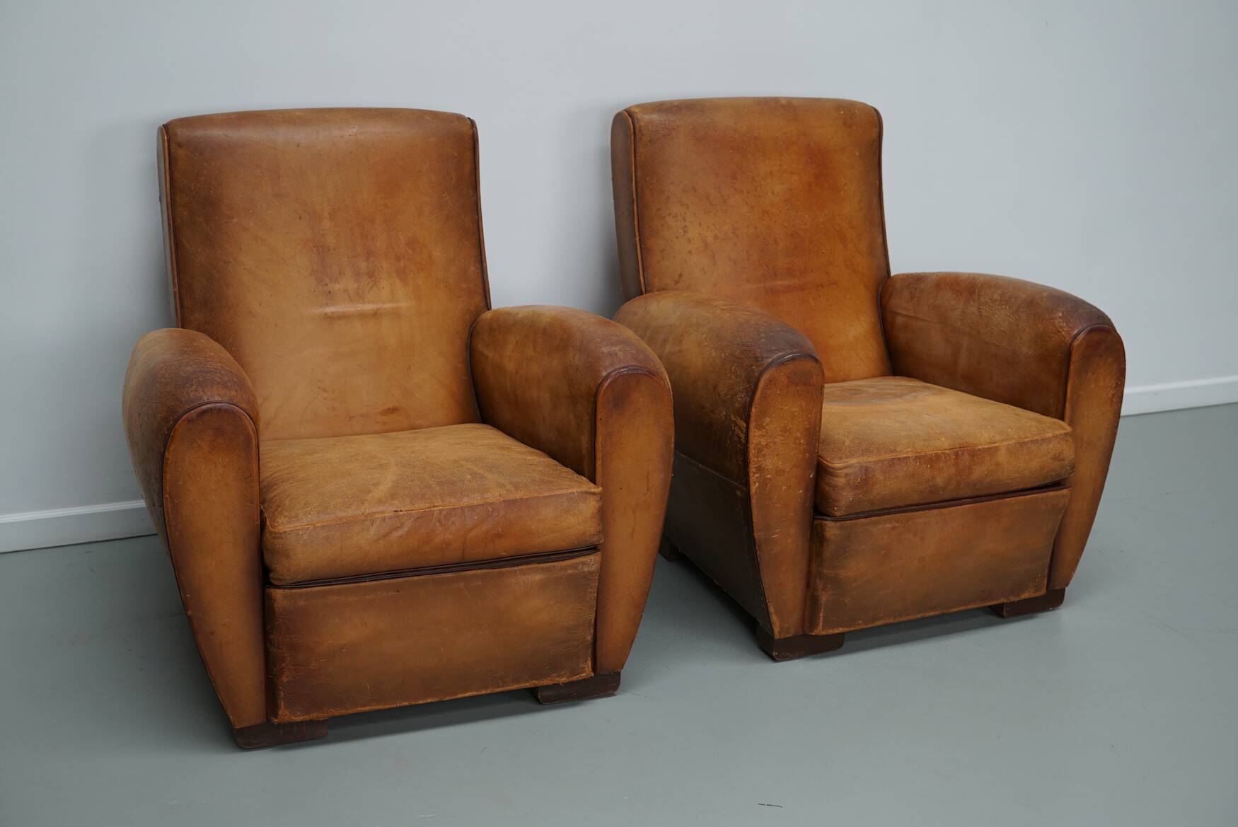 Paire de fauteuils club vintage en cuir cognac français, lot de 2