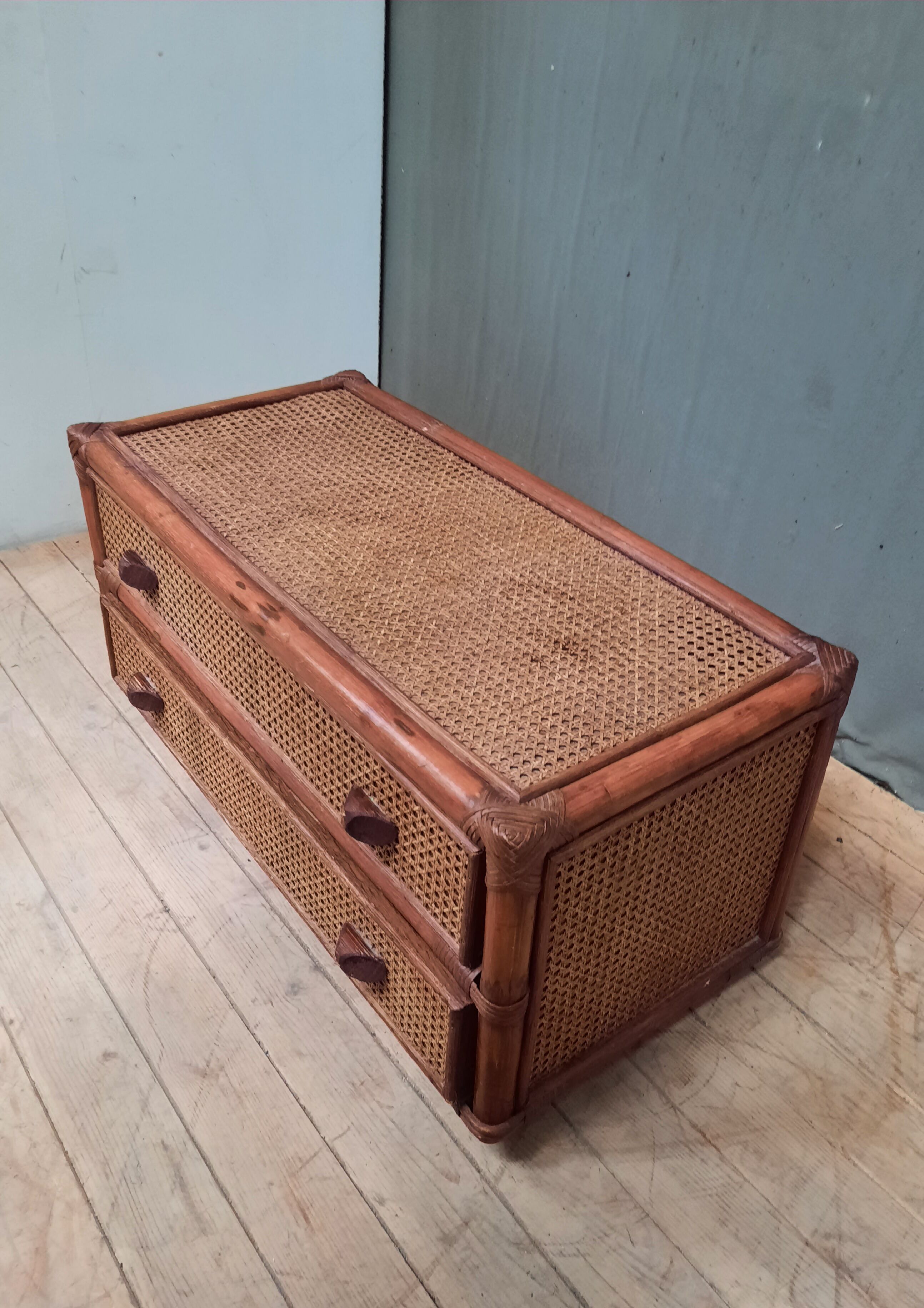 Chest of drawers in bamboo and osier